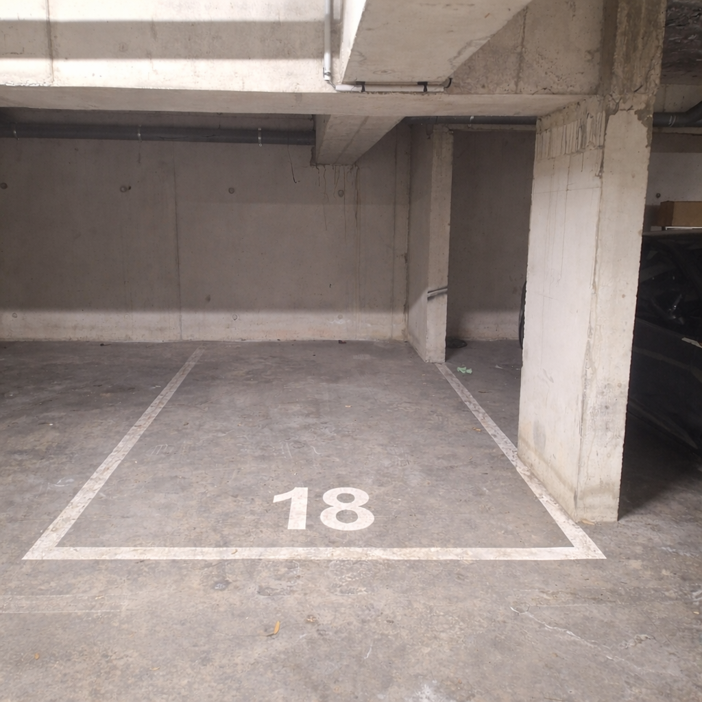 INTRA - Place de parking à louer à
