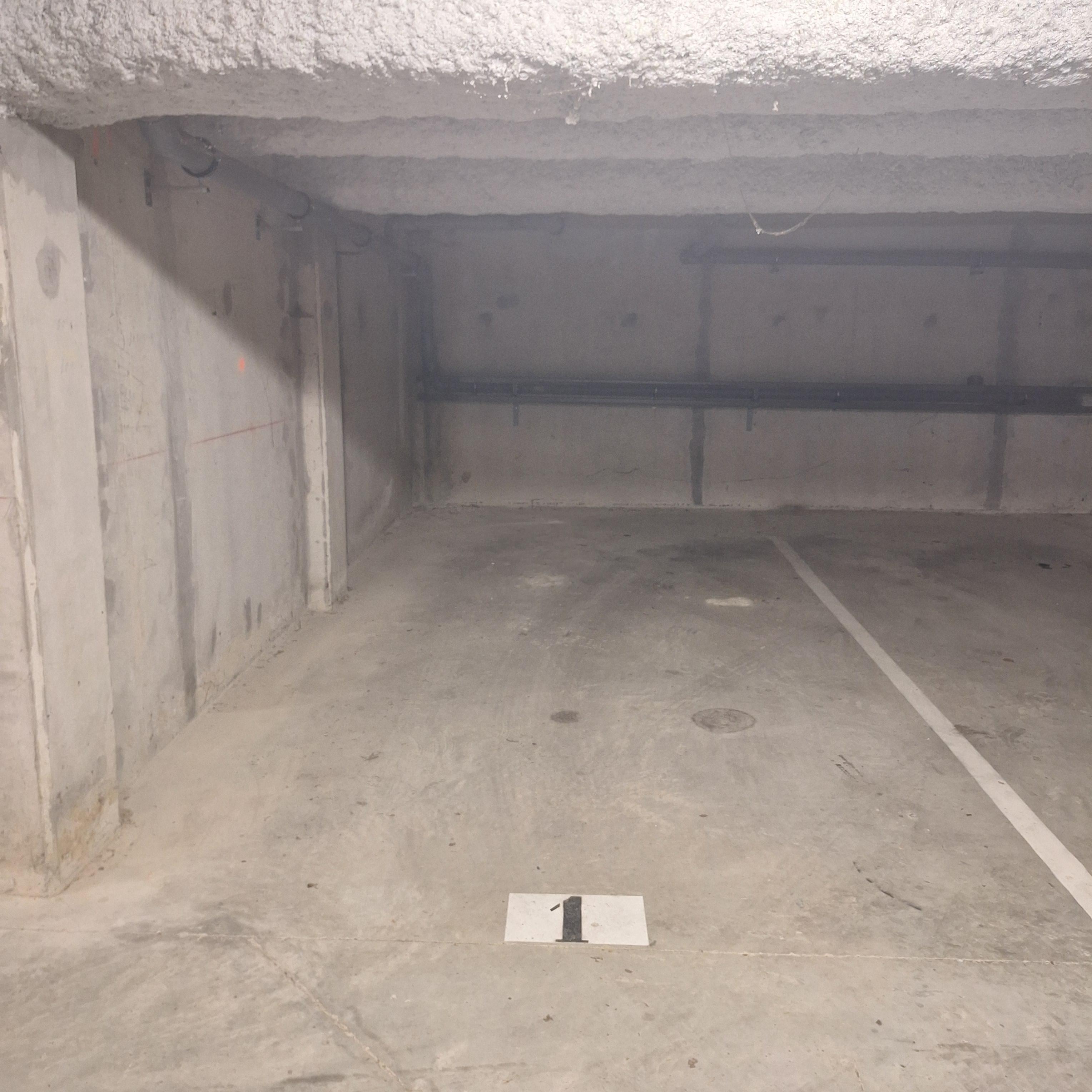 INTRA - Place de parking à louer à