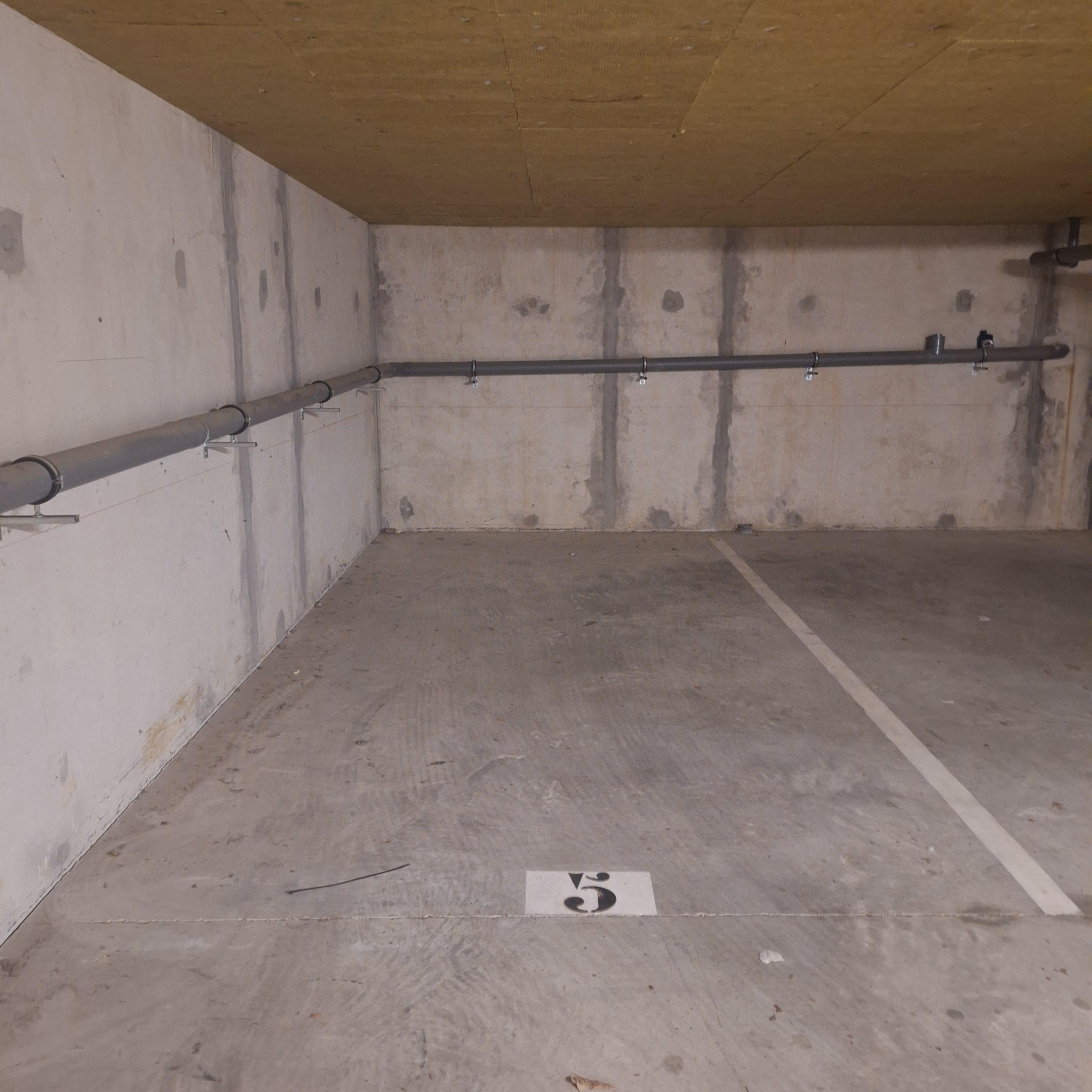 INTRA - Place de parking à louer à