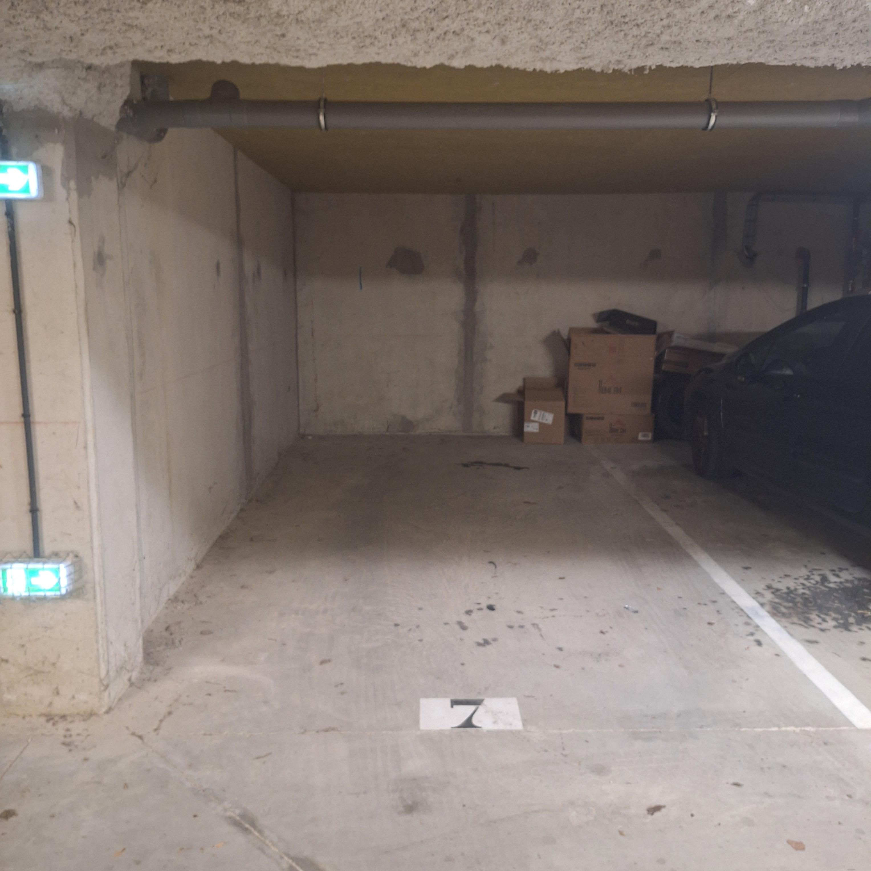 INTRA - Place de parking à louer à