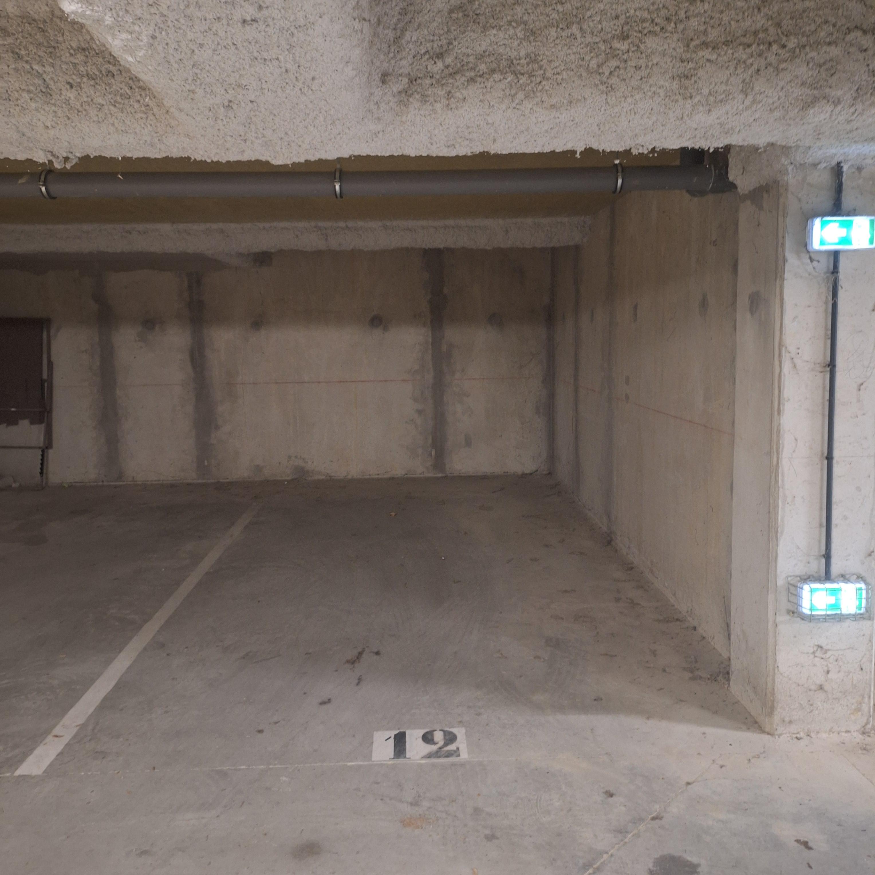 INTRA - Place de parking à louer à