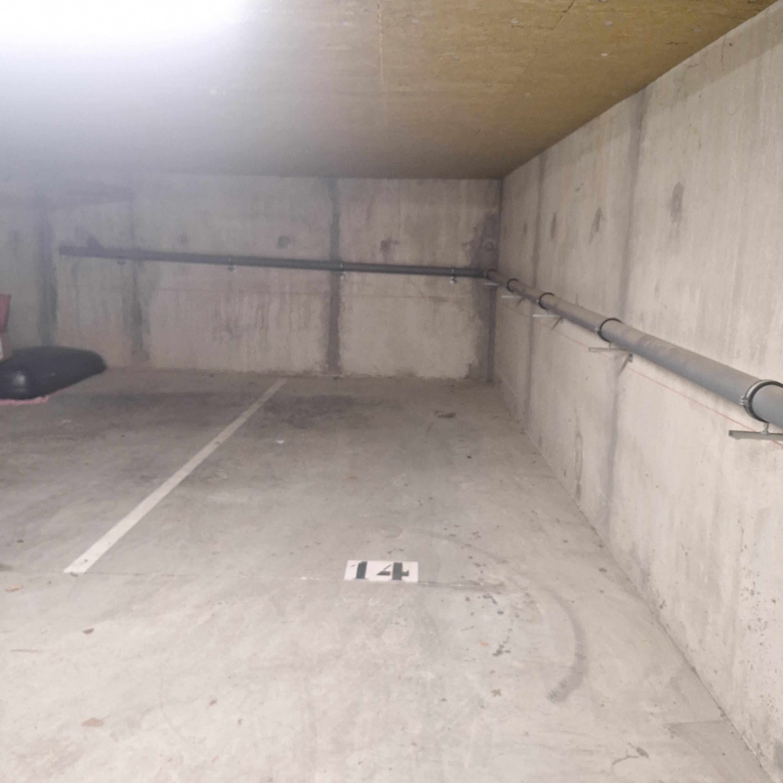 INTRA - Place de parking à louer à