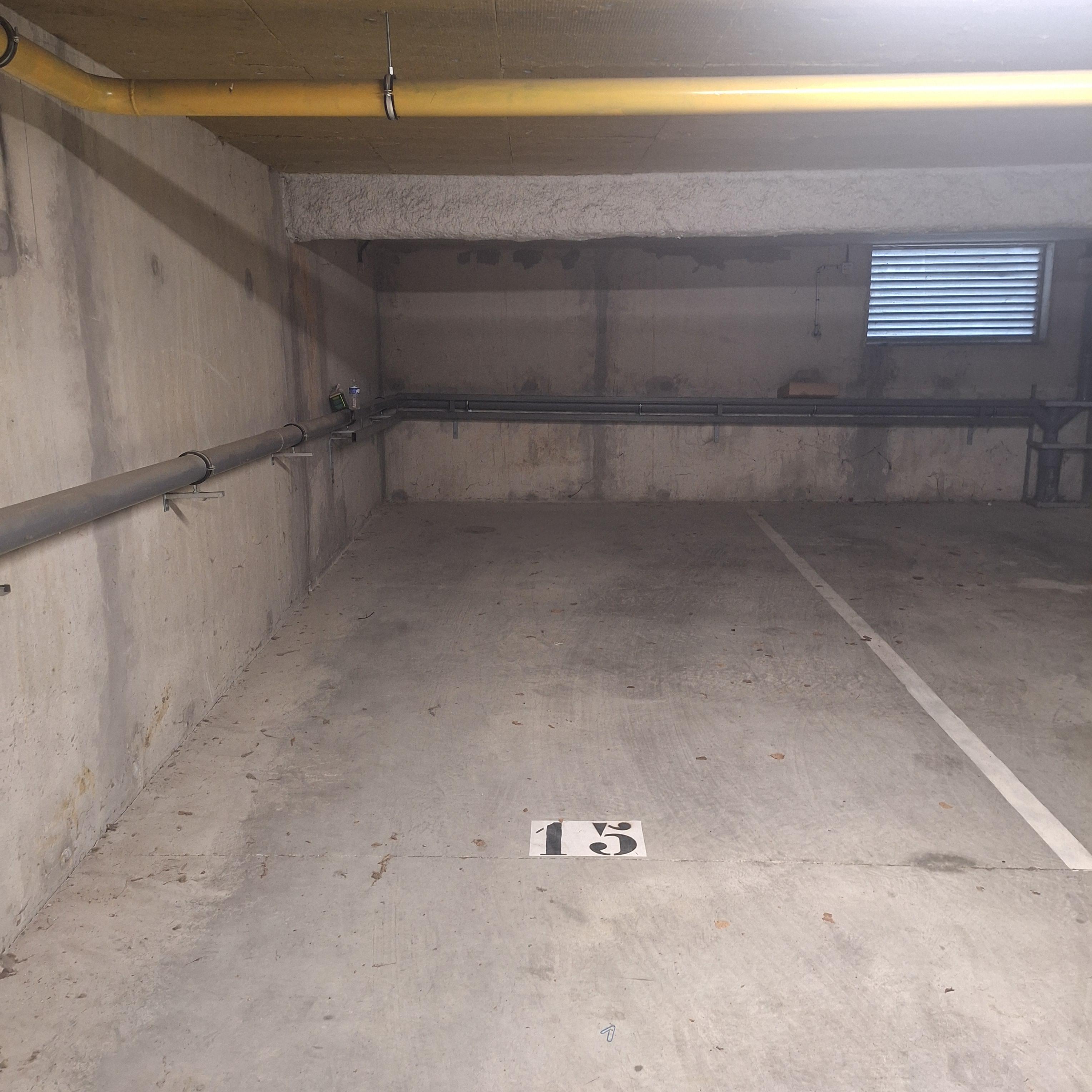 INTRA - Place de parking à louer à