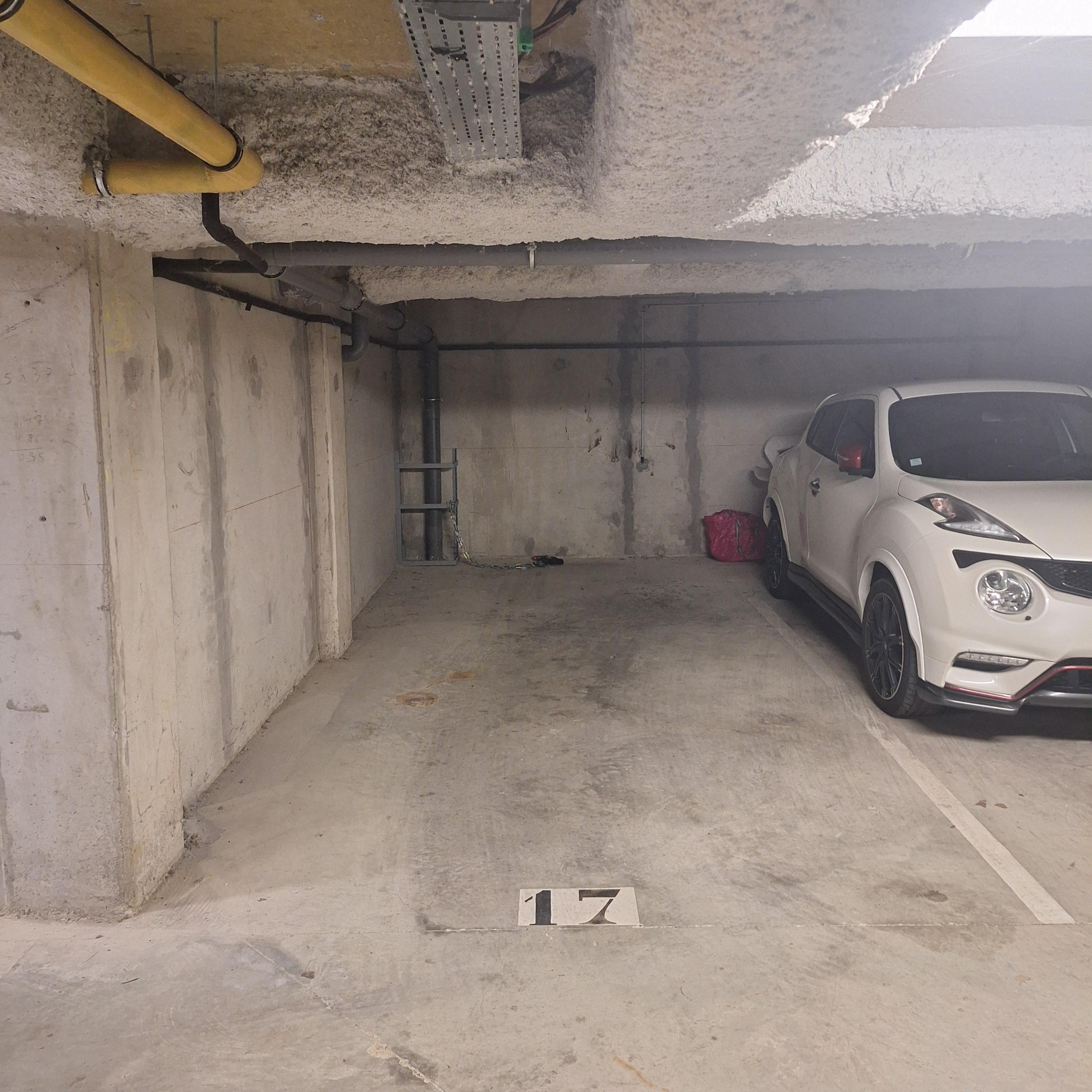 INTRA - Place de parking à louer à