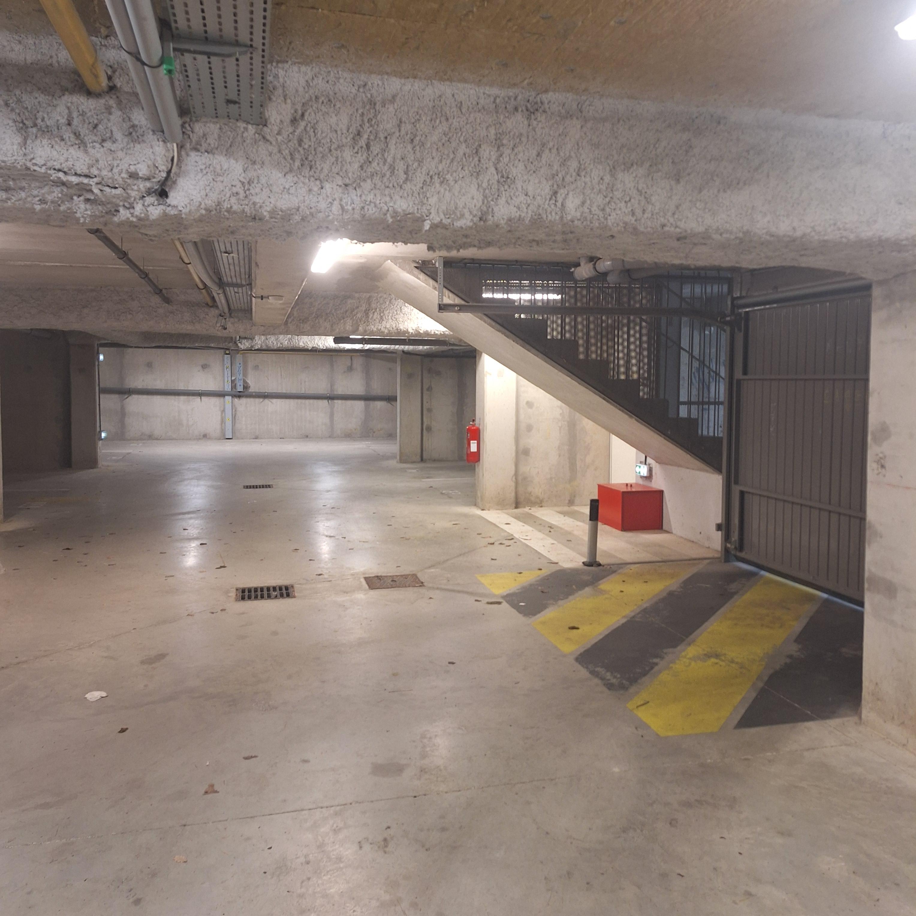 INTRA - Place de parking à louer à