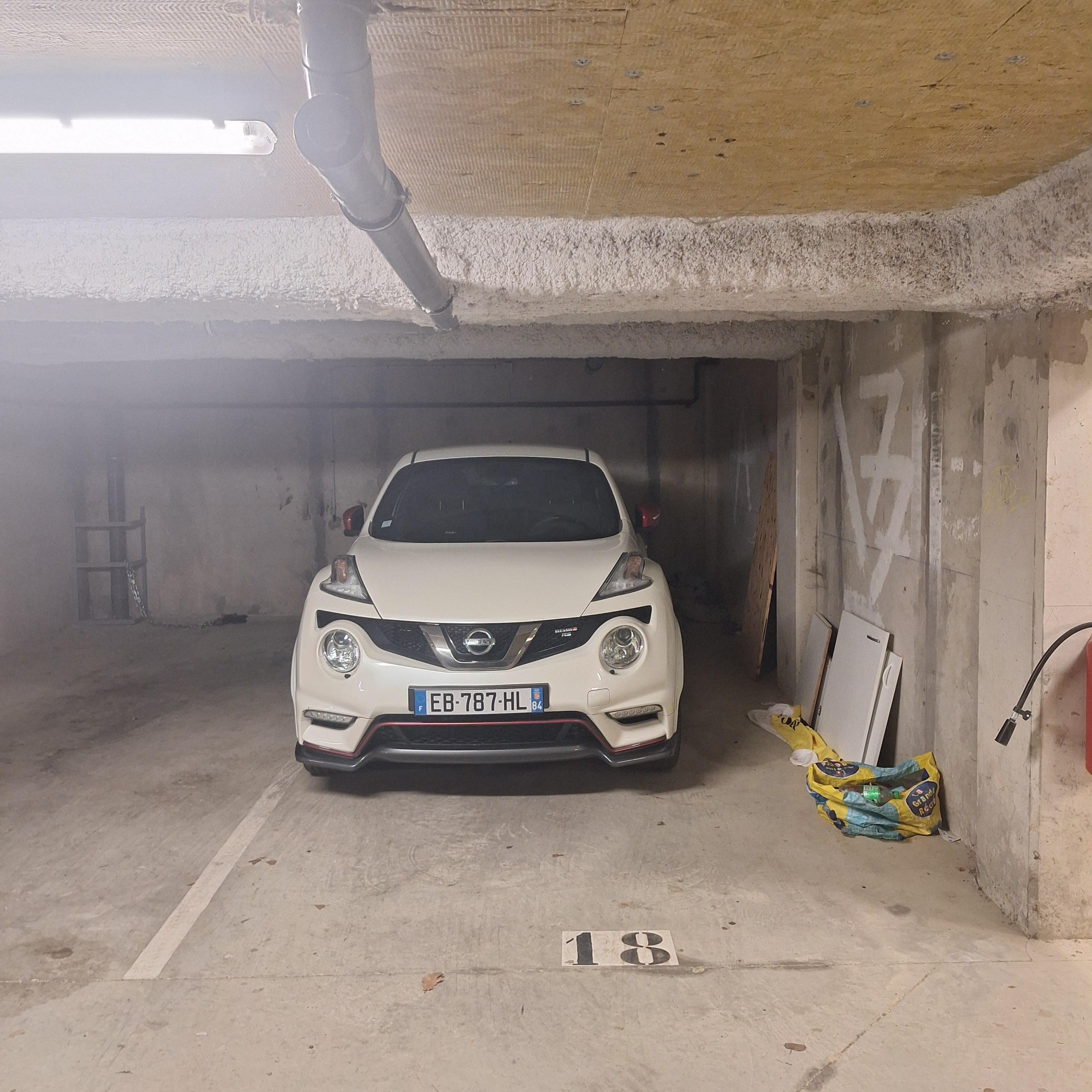 INTRA - Place de parking à louer à