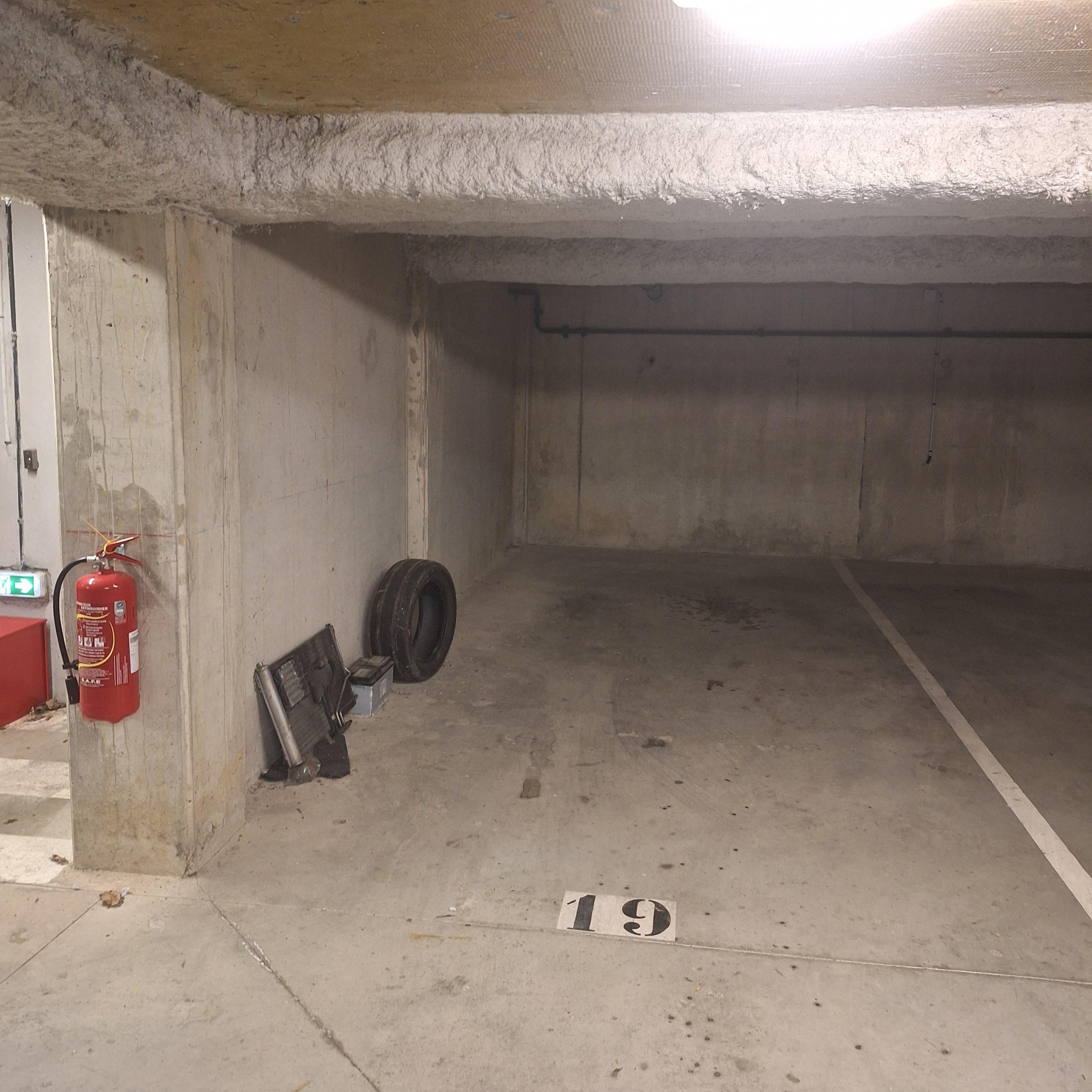 INTRA - Place de parking à louer à