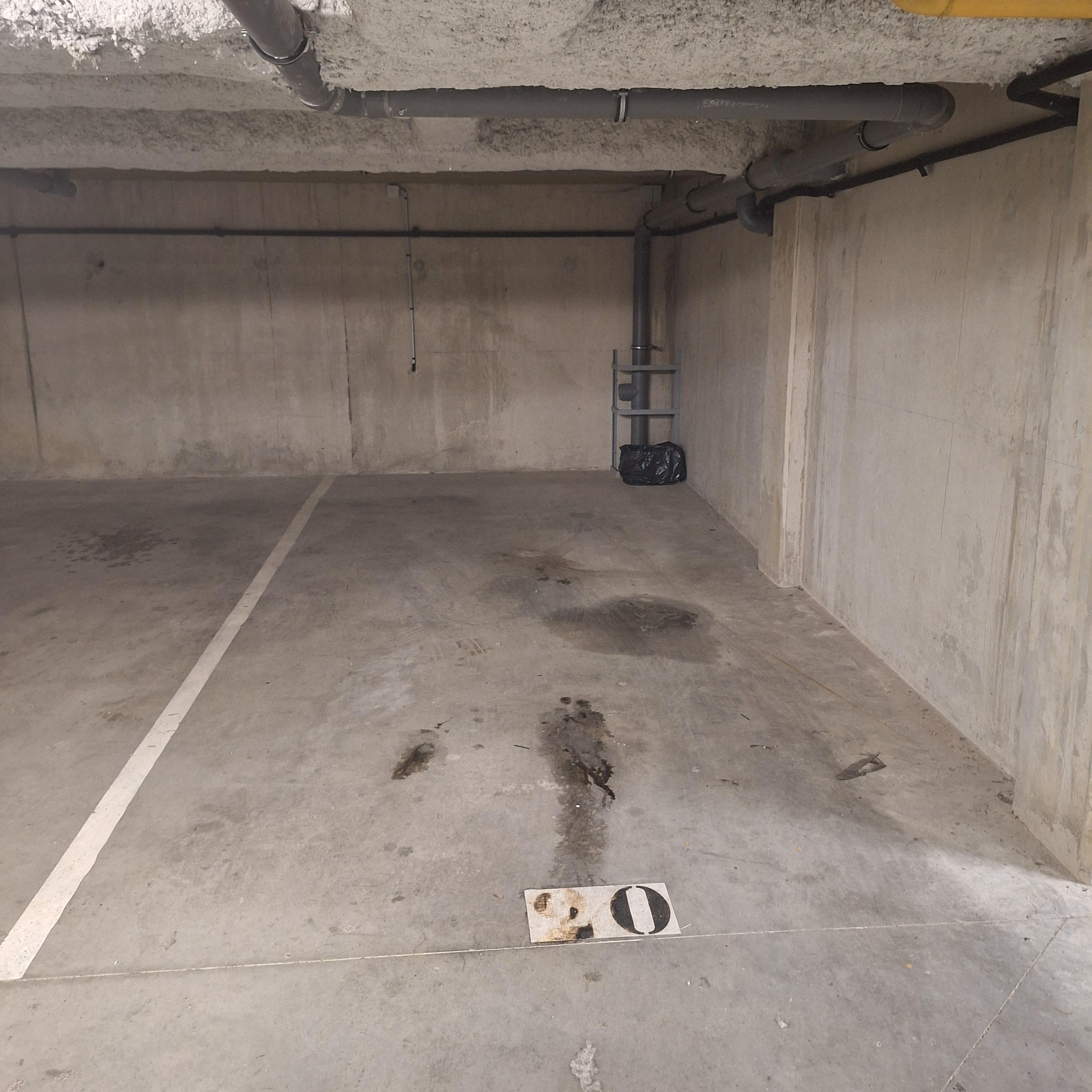 INTRA - Place de parking à louer à