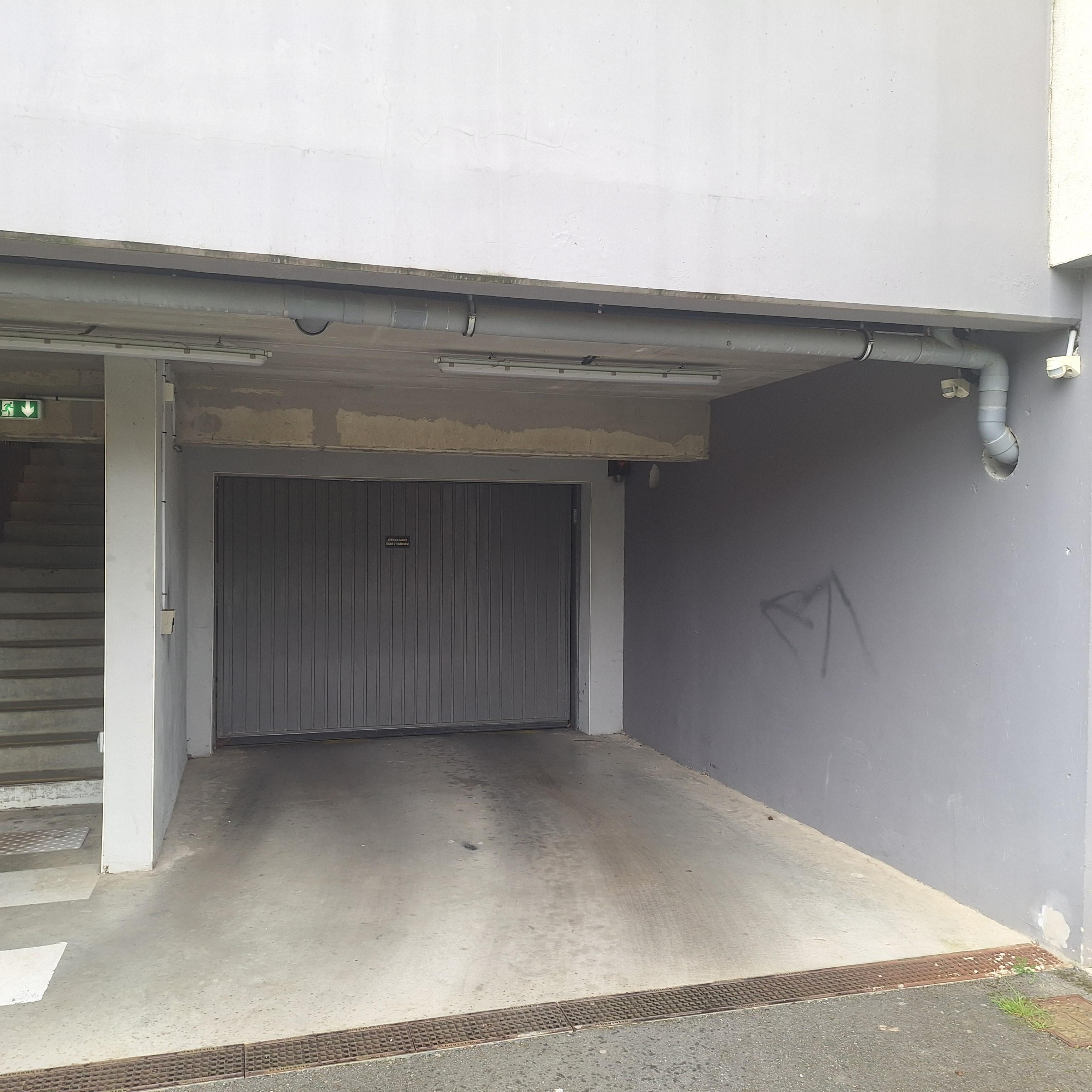 INTRA - Place de parking à louer à