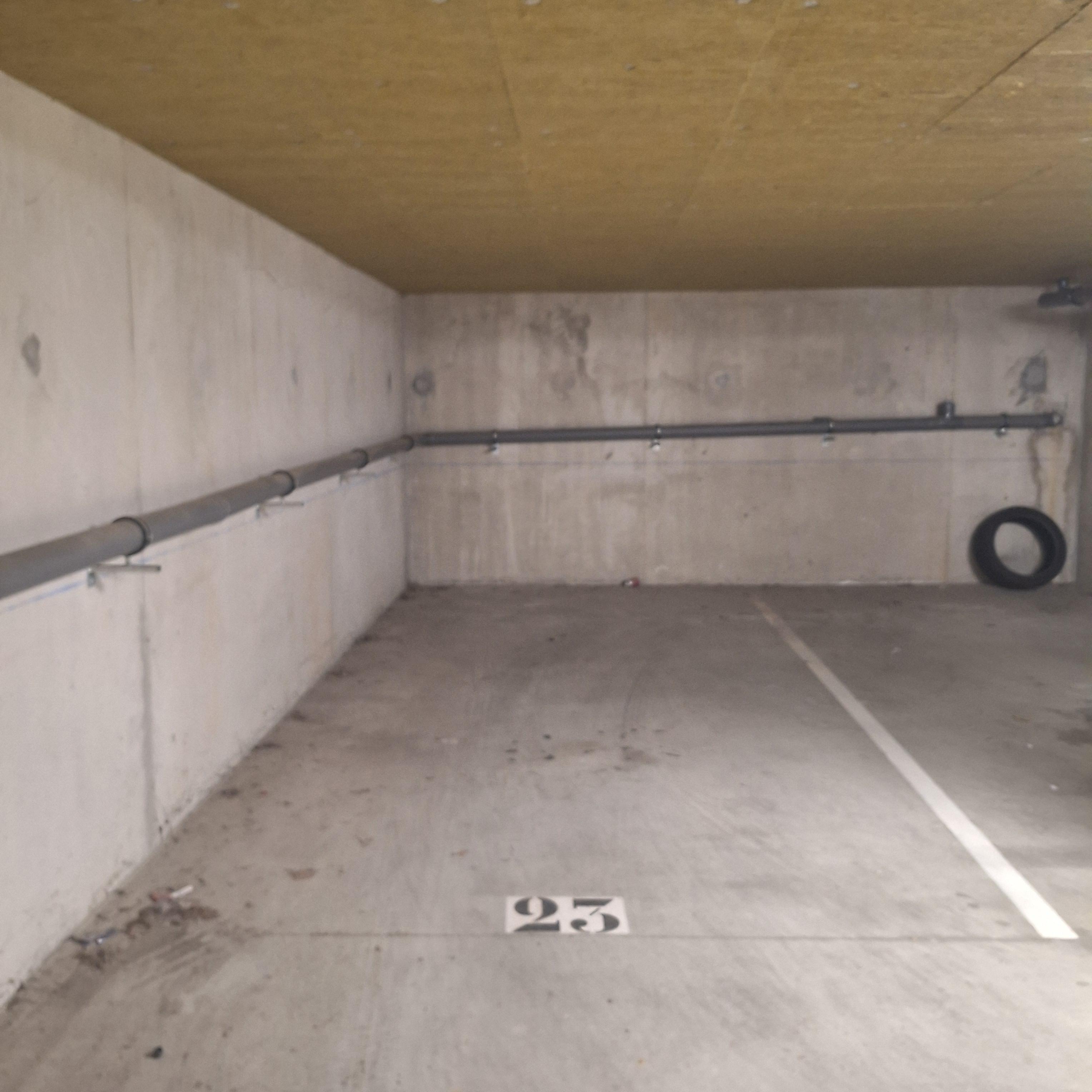 INTRA - Place de parking à louer à