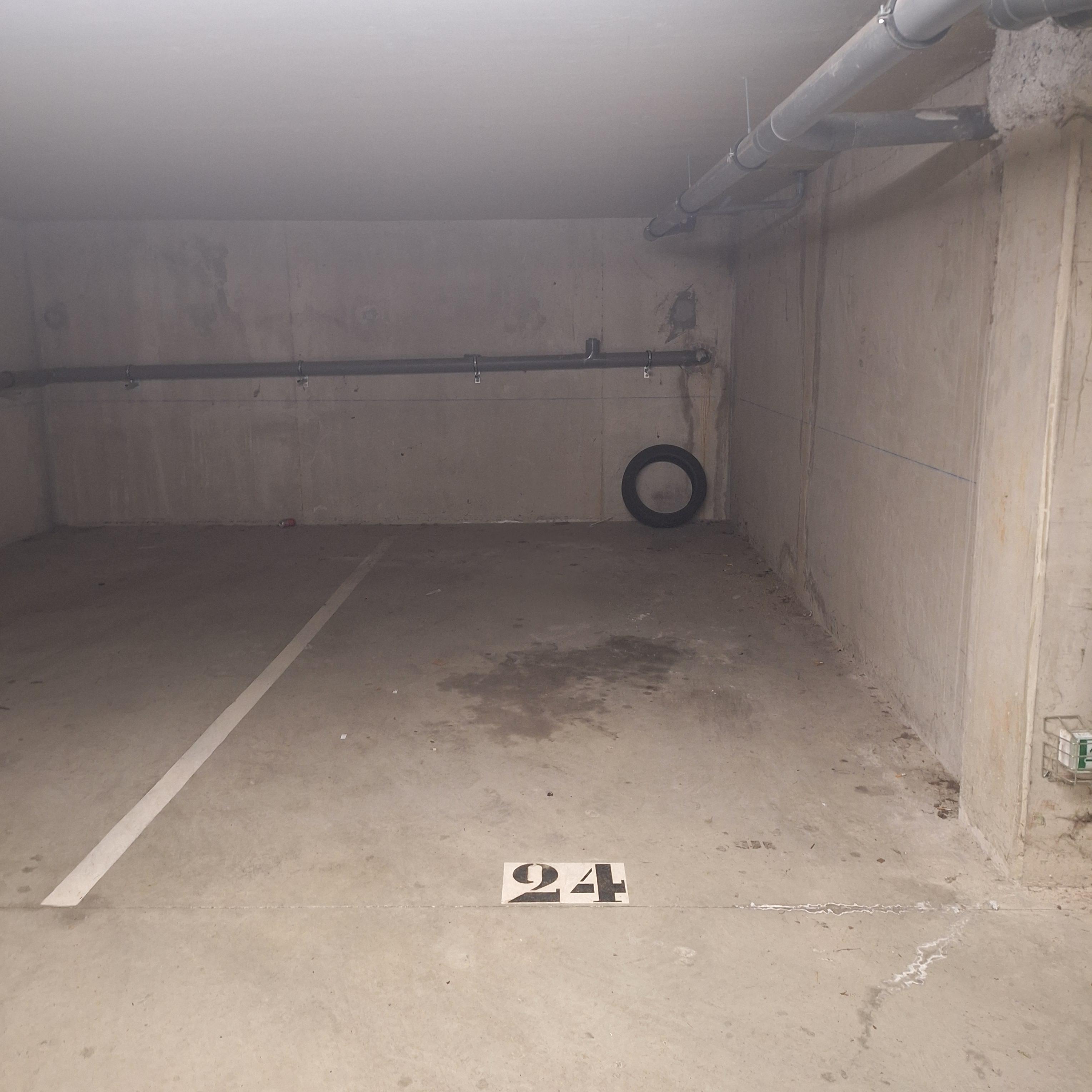 INTRA - Place de parking à louer à