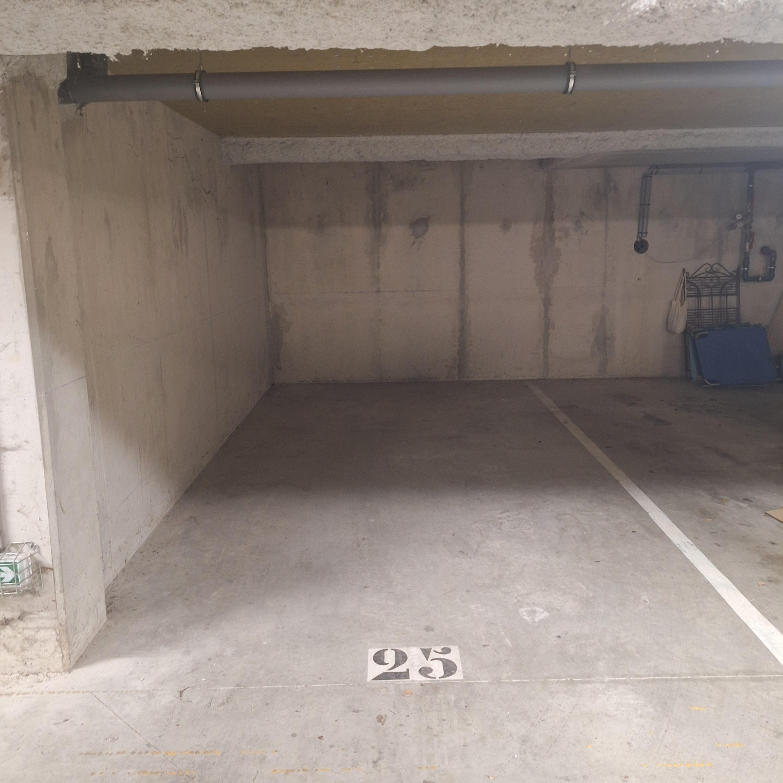 INTRA - Place de parking à louer à