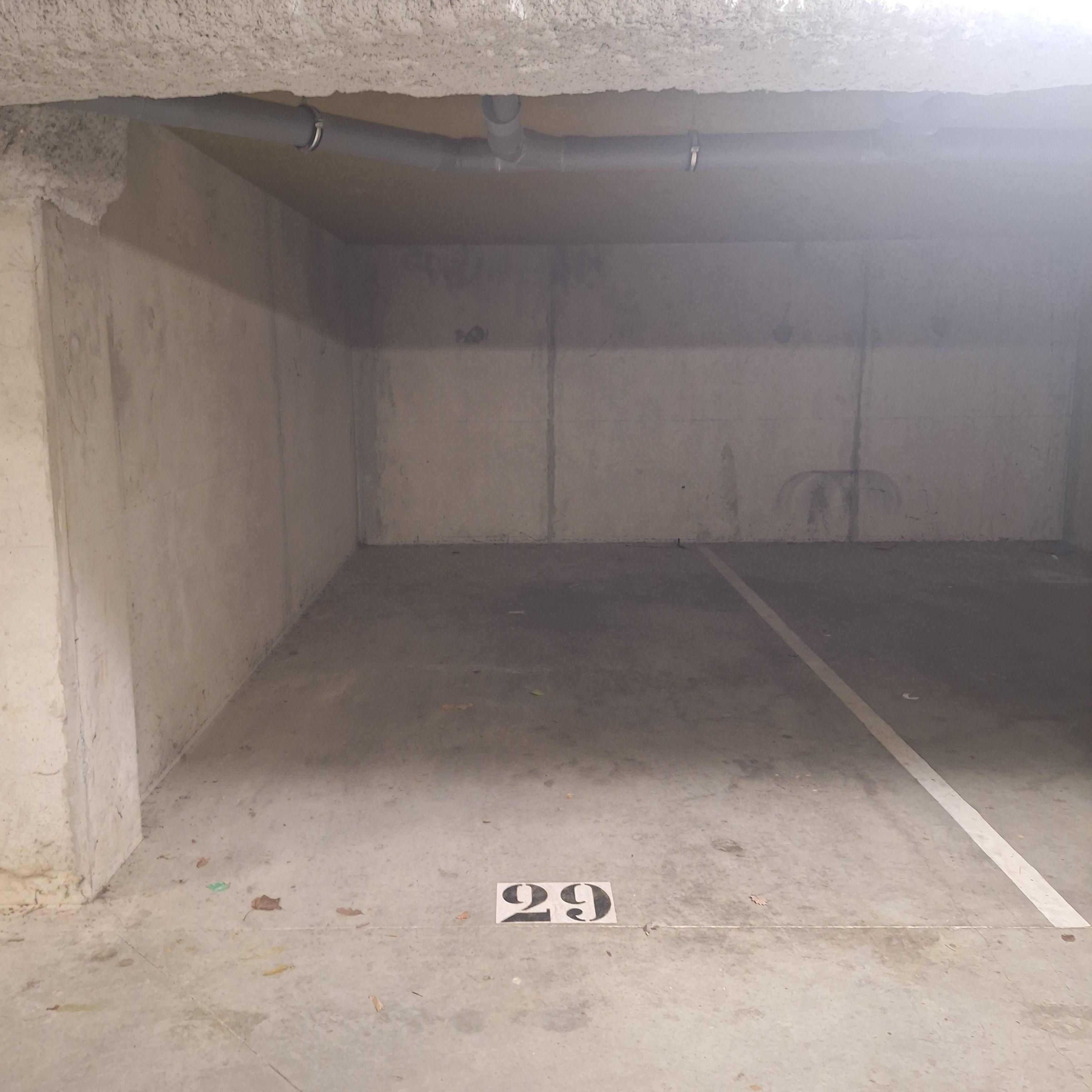 INTRA - Place de parking à louer à