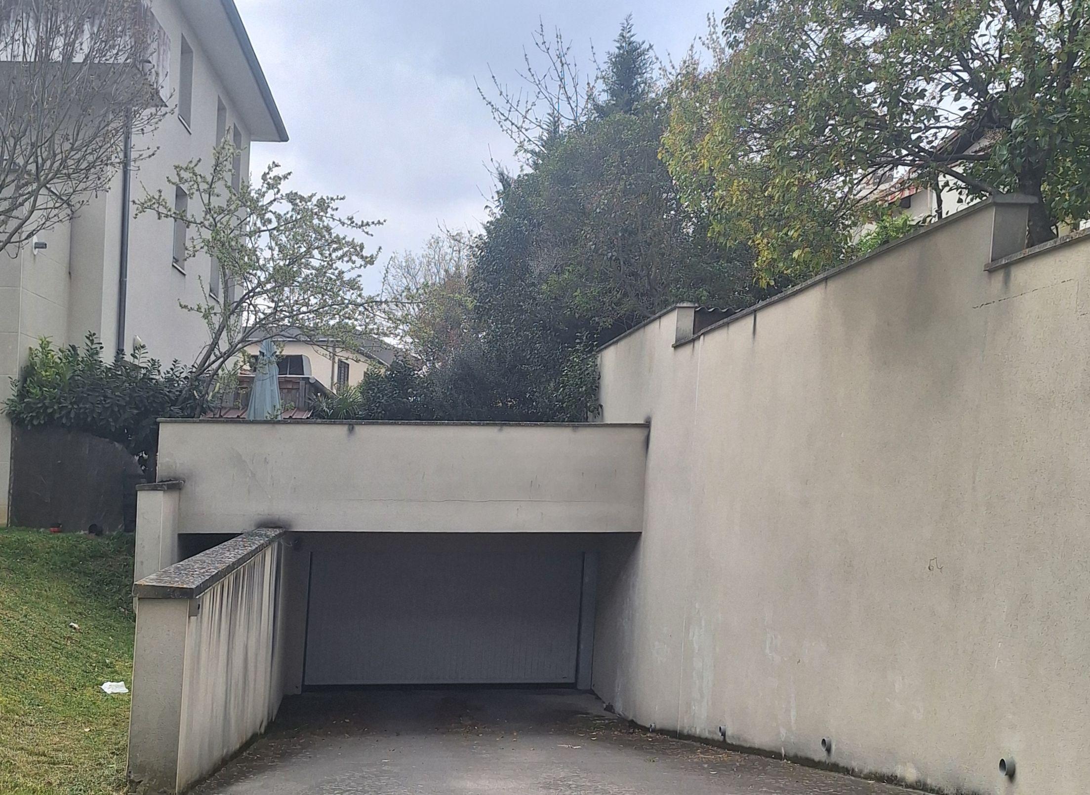 INTRA - Place de parking à louer à