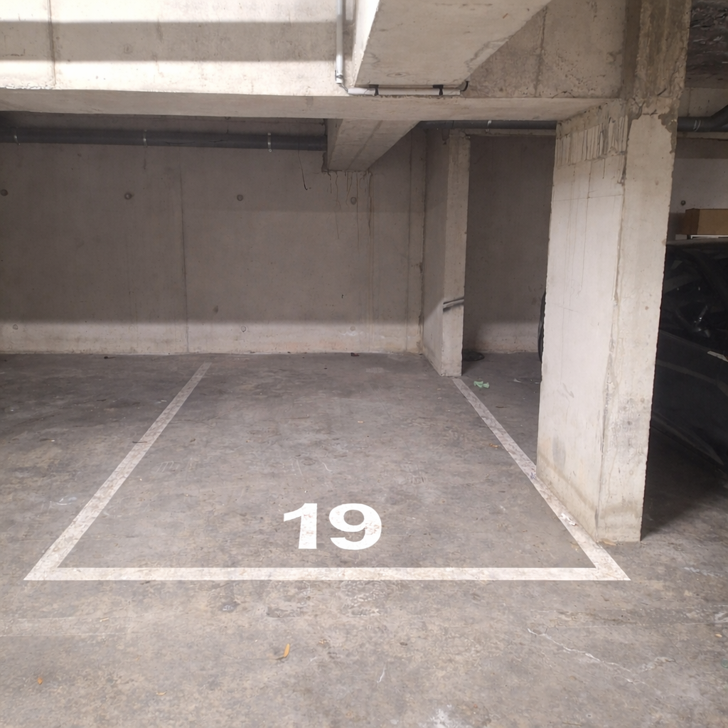 INTRA - Place de parking à louer à