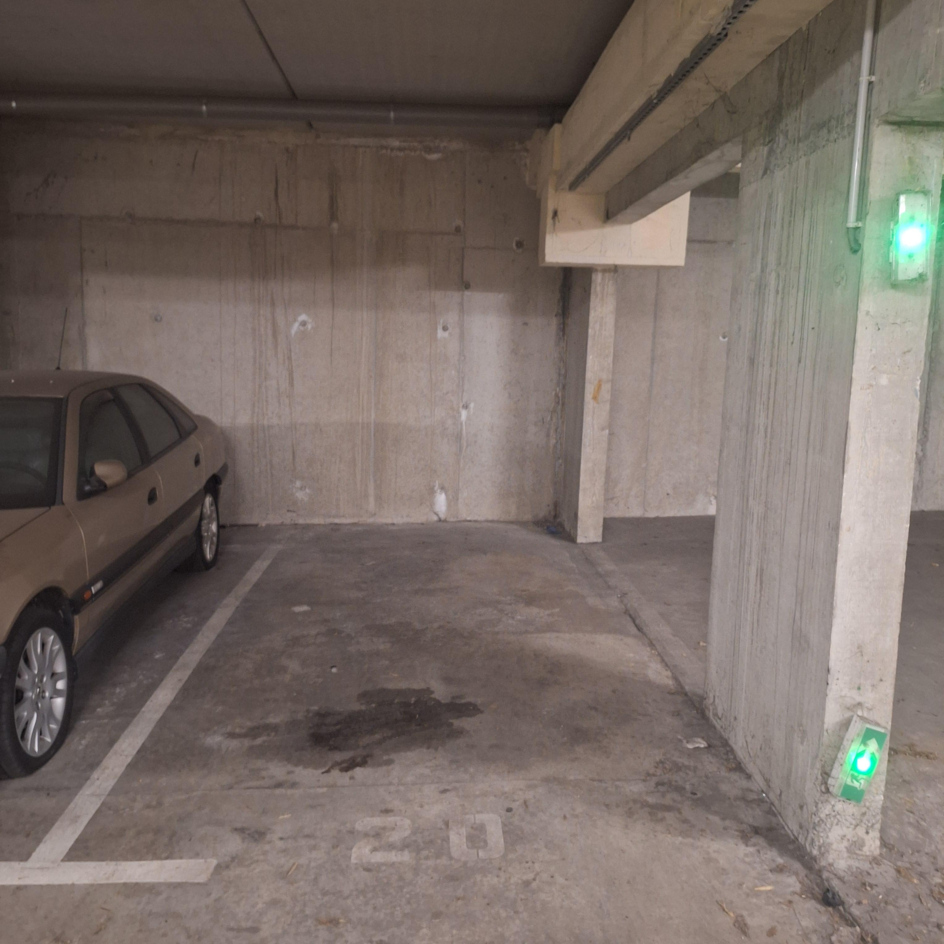 INTRA - Place de parking à louer à