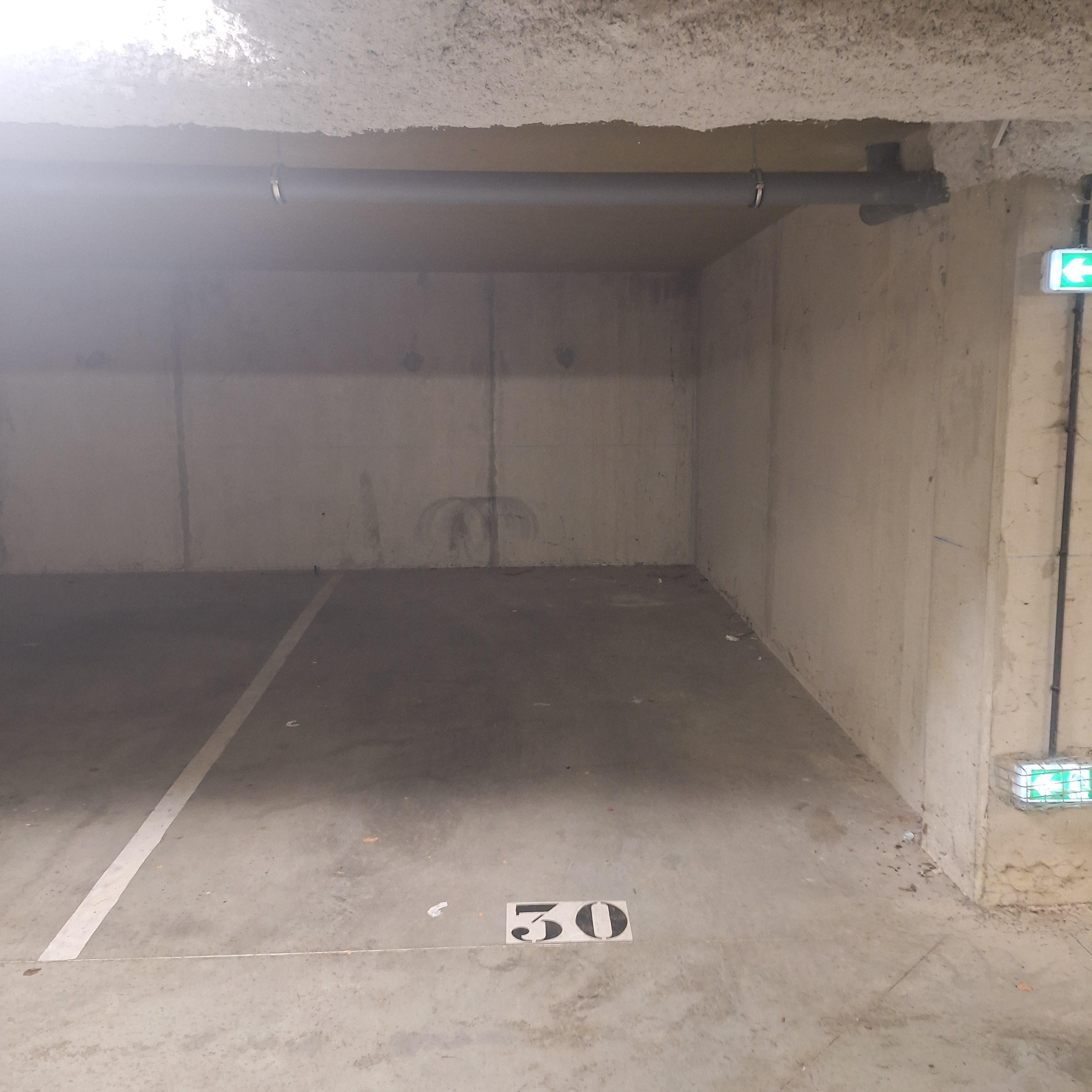 INTRA - Place de parking à louer à