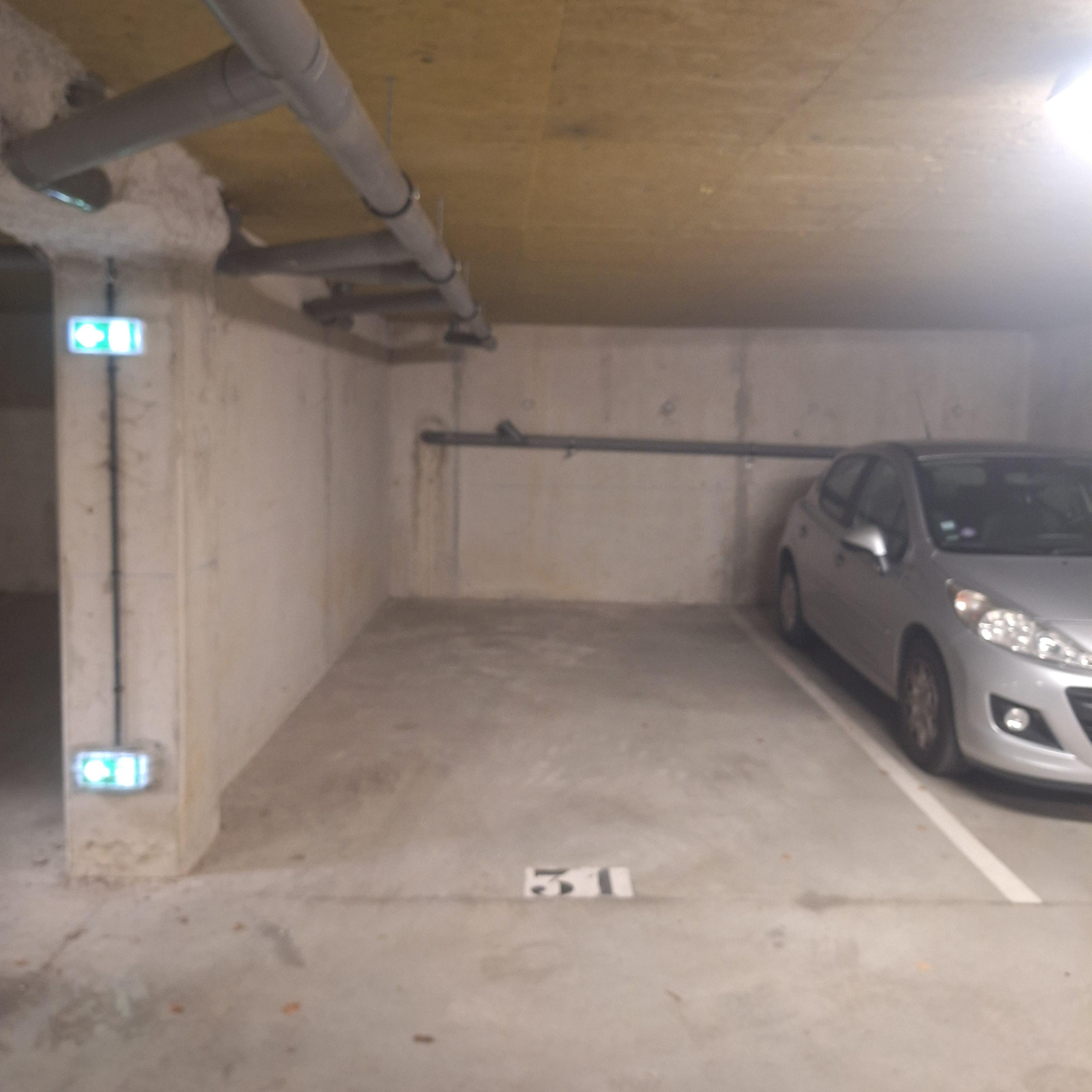 INTRA - Place de parking à louer à