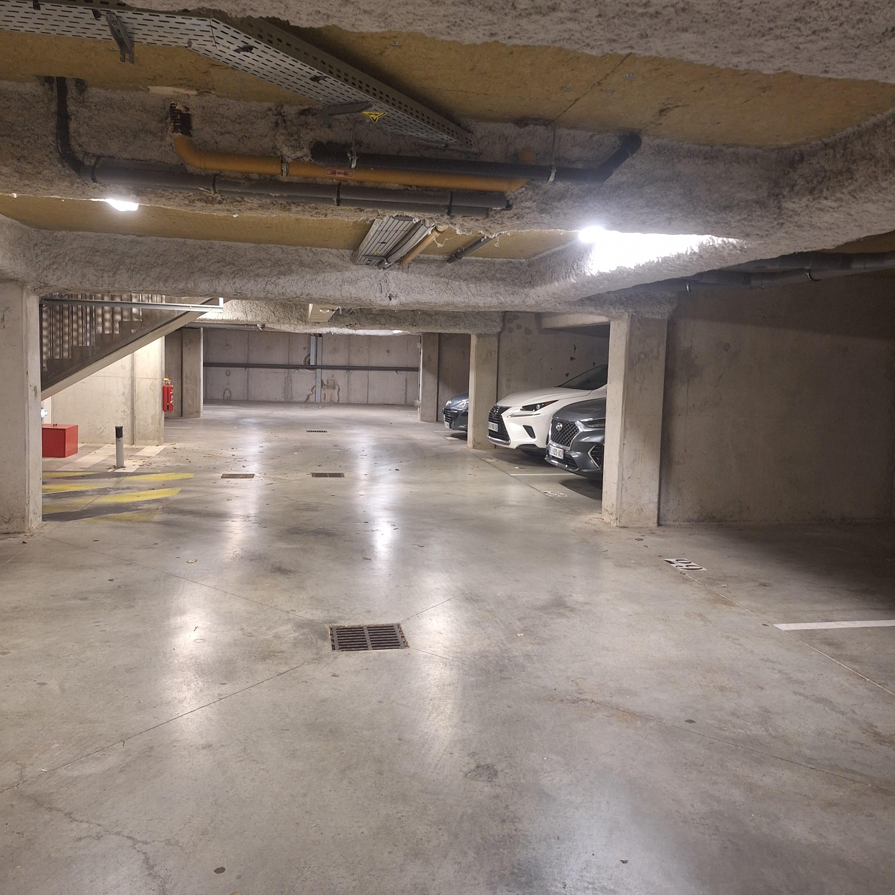 INTRA - Place de parking à louer à