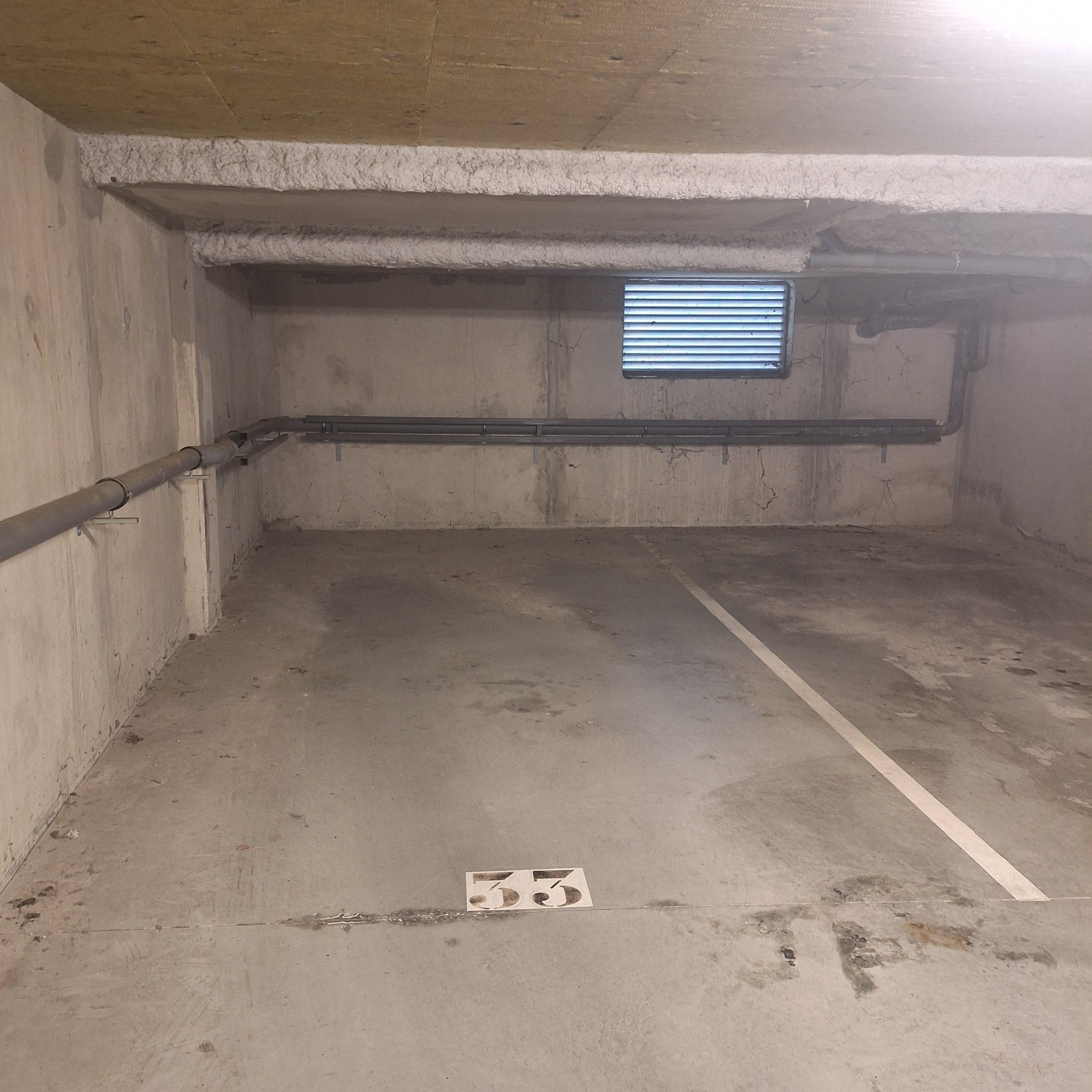 INTRA - Place de parking à louer à