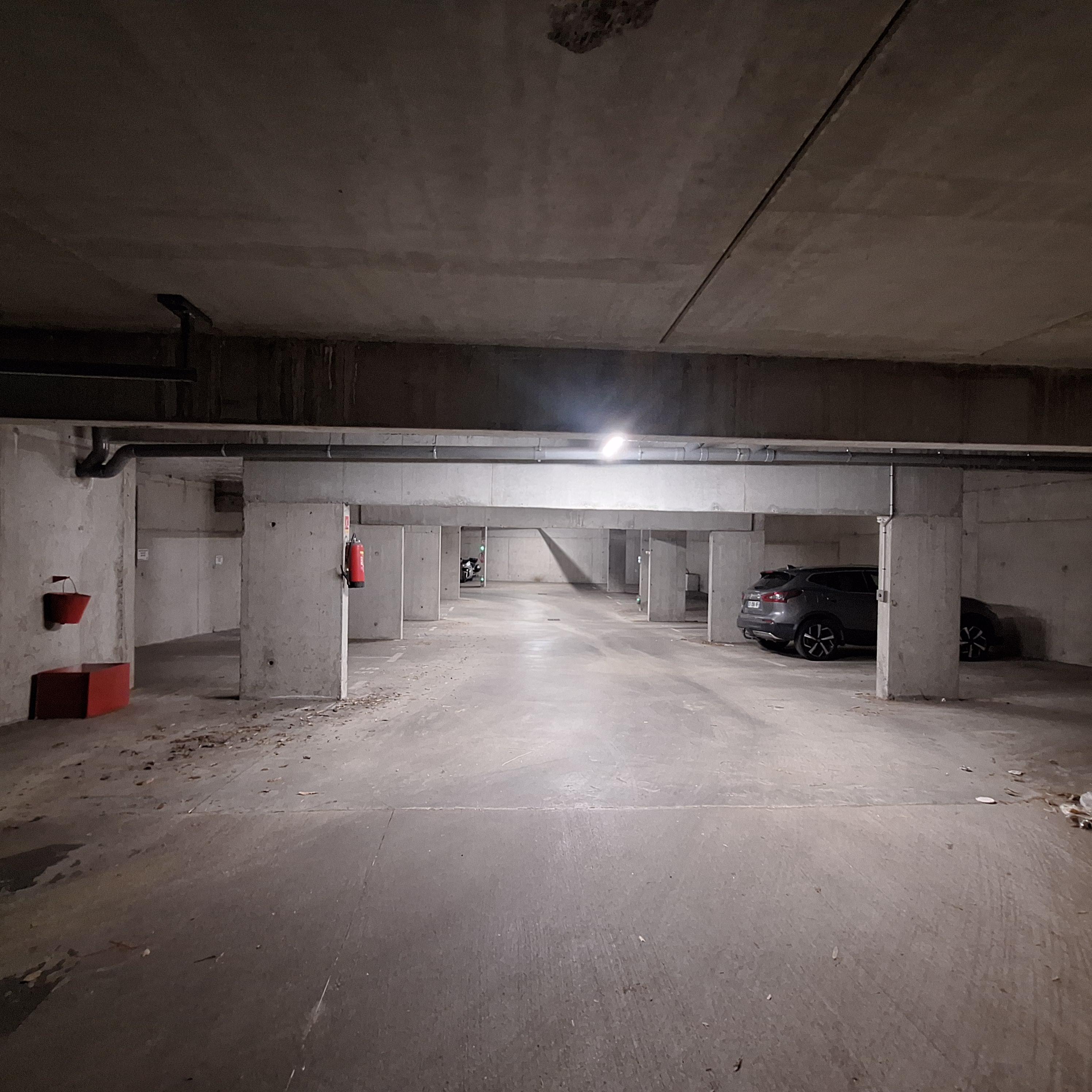 INTRA - Place de parking à louer à