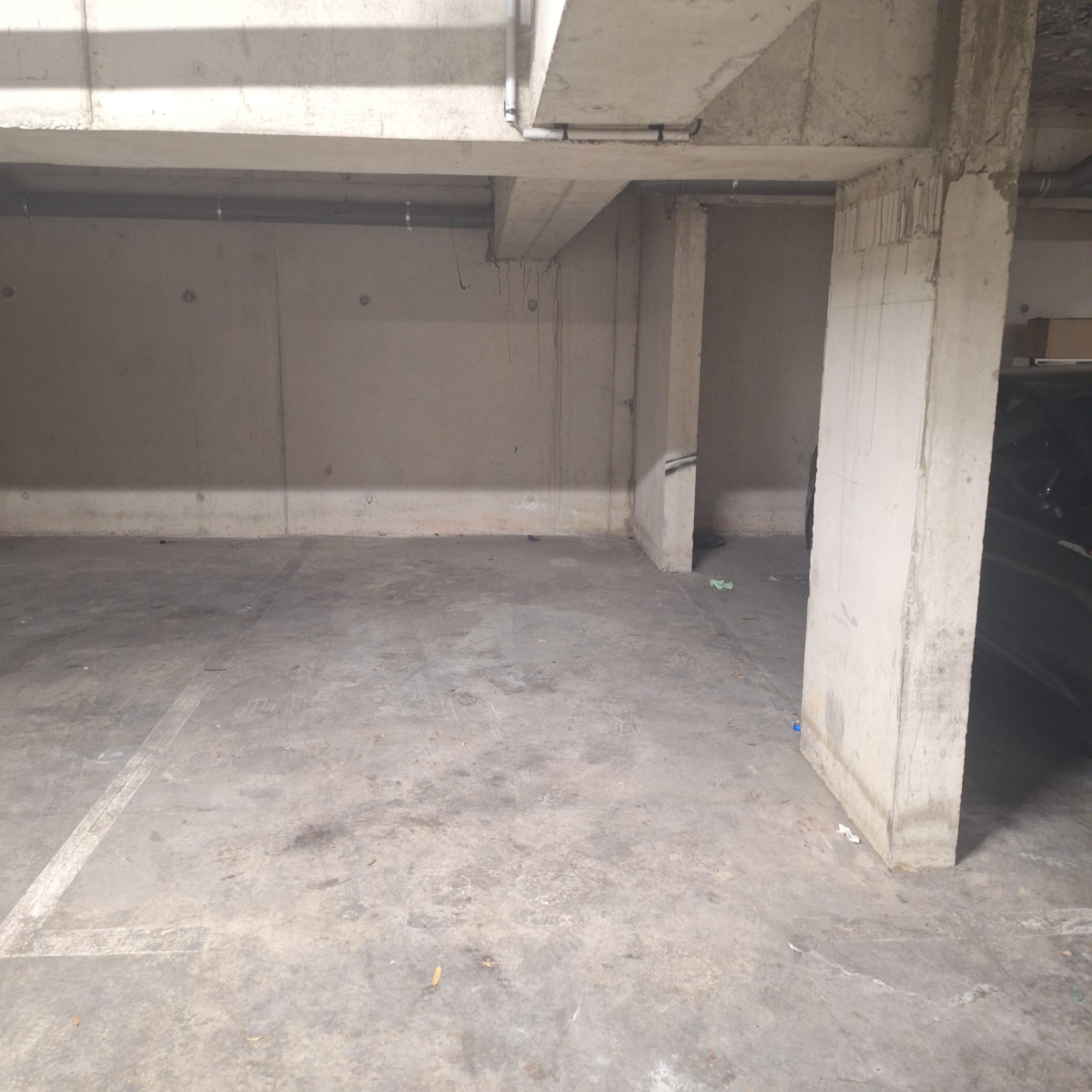 INTRA - Place de parking à louer à