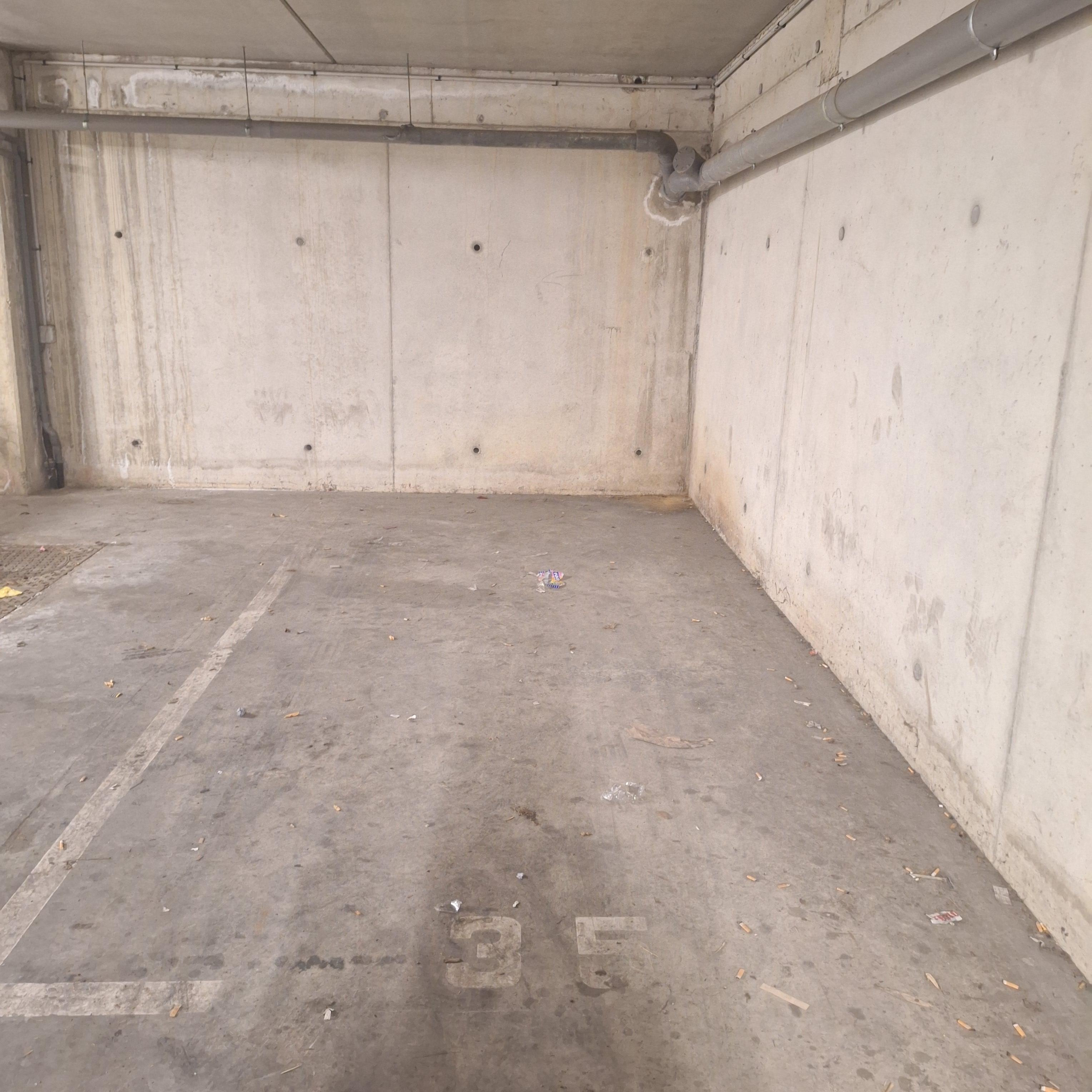 INTRA - Place de parking à louer à