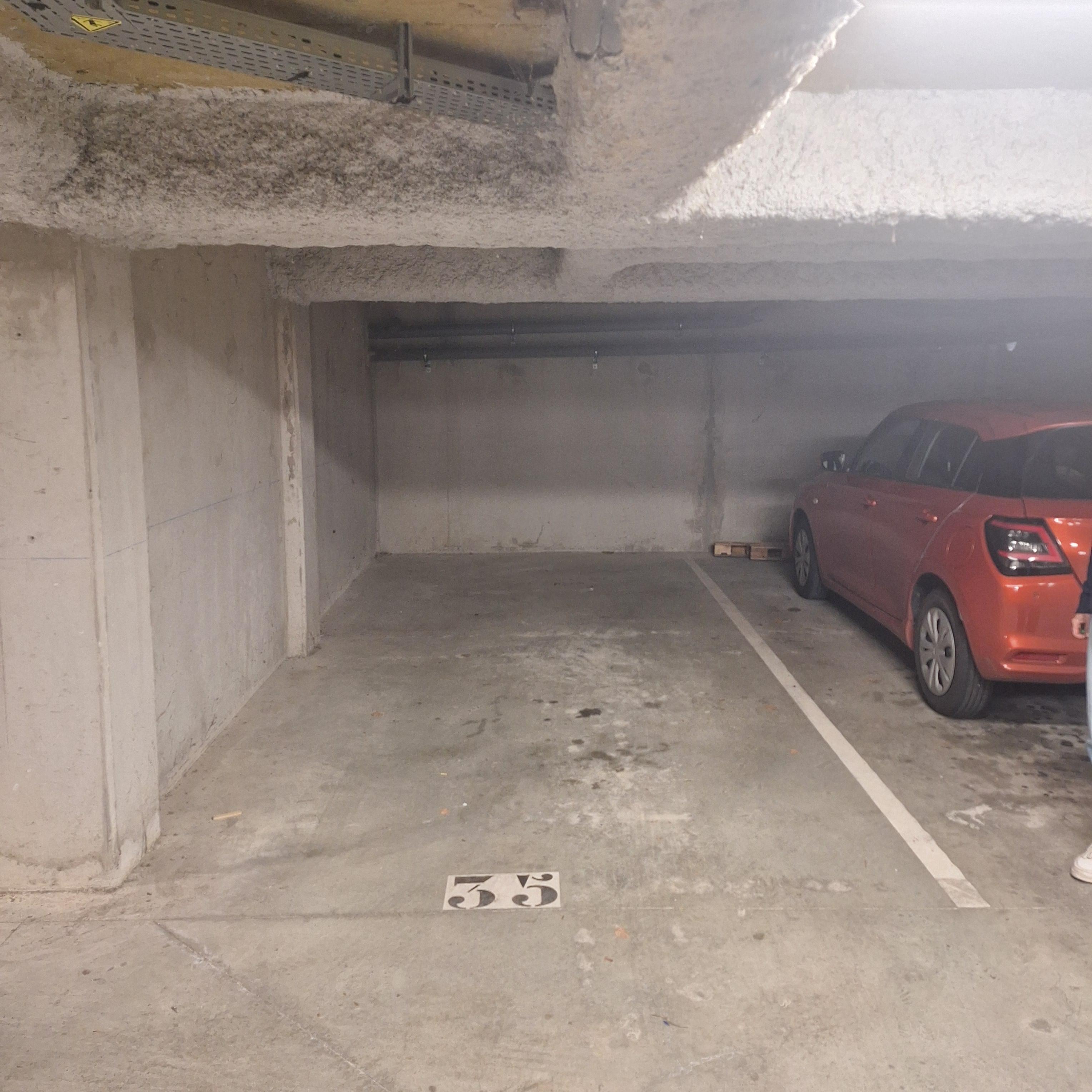 INTRA - Place de parking à louer à
