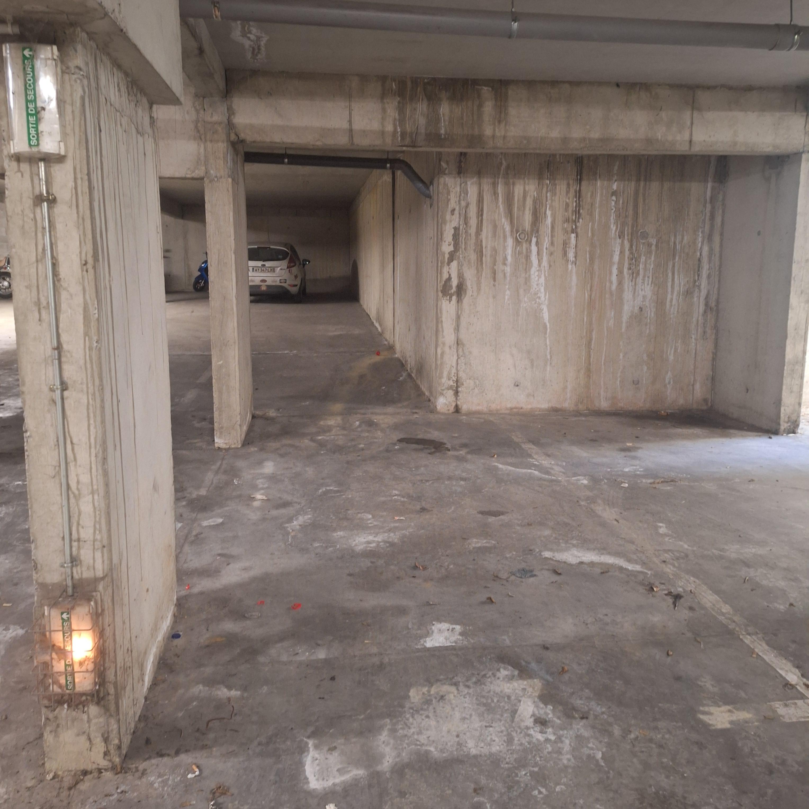 INTRA - Place de parking à louer à