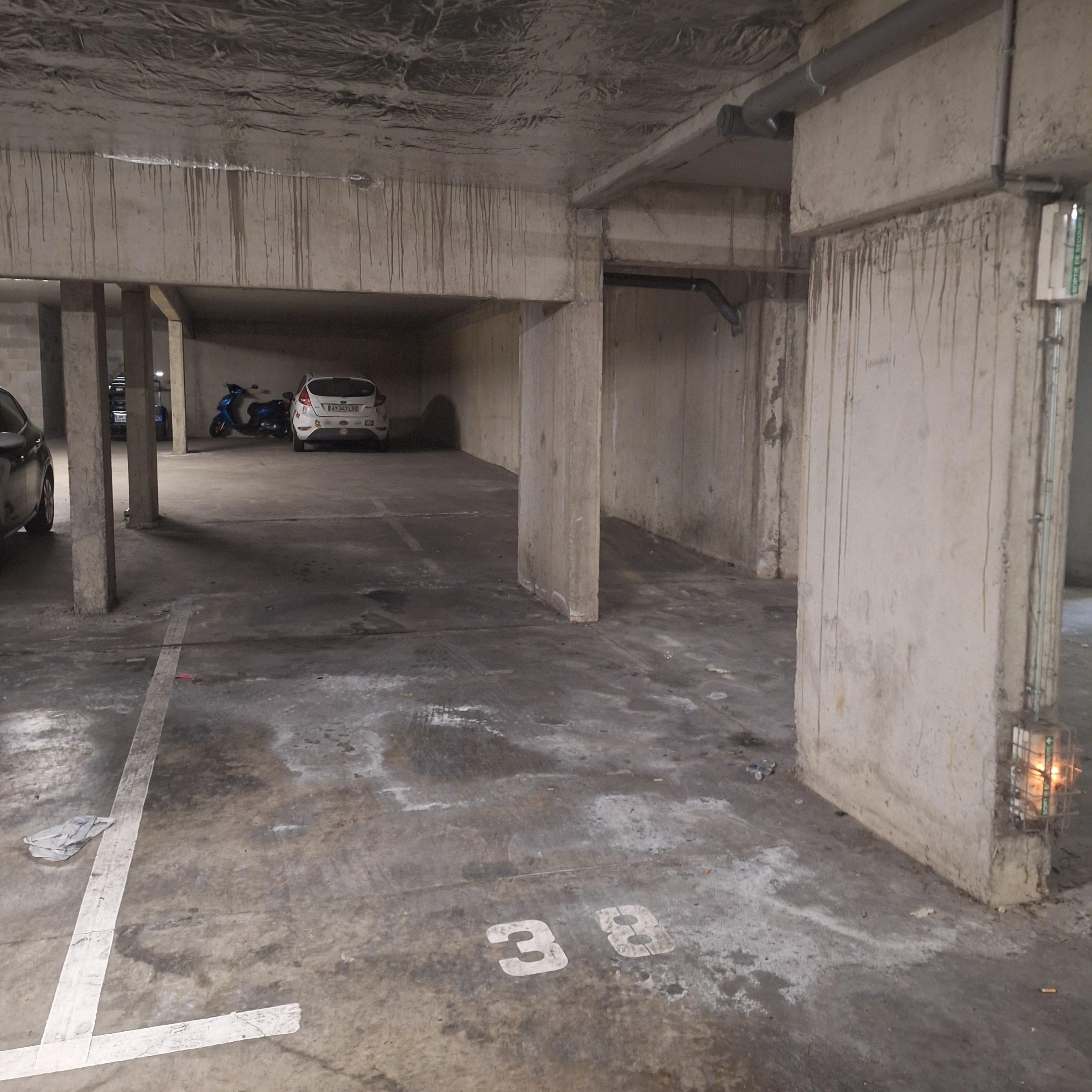 INTRA - Place de parking à louer à
