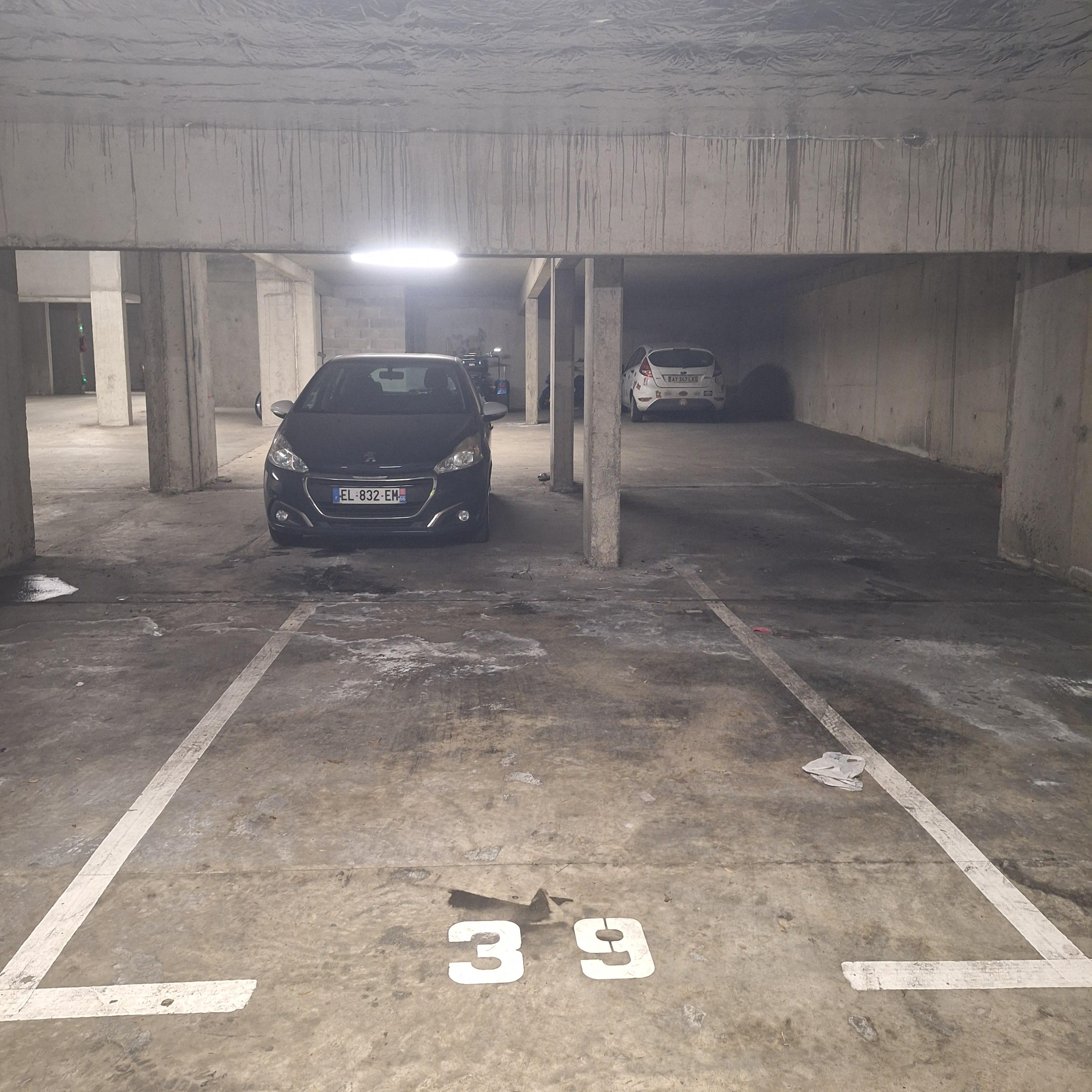 INTRA - Place de parking à louer à