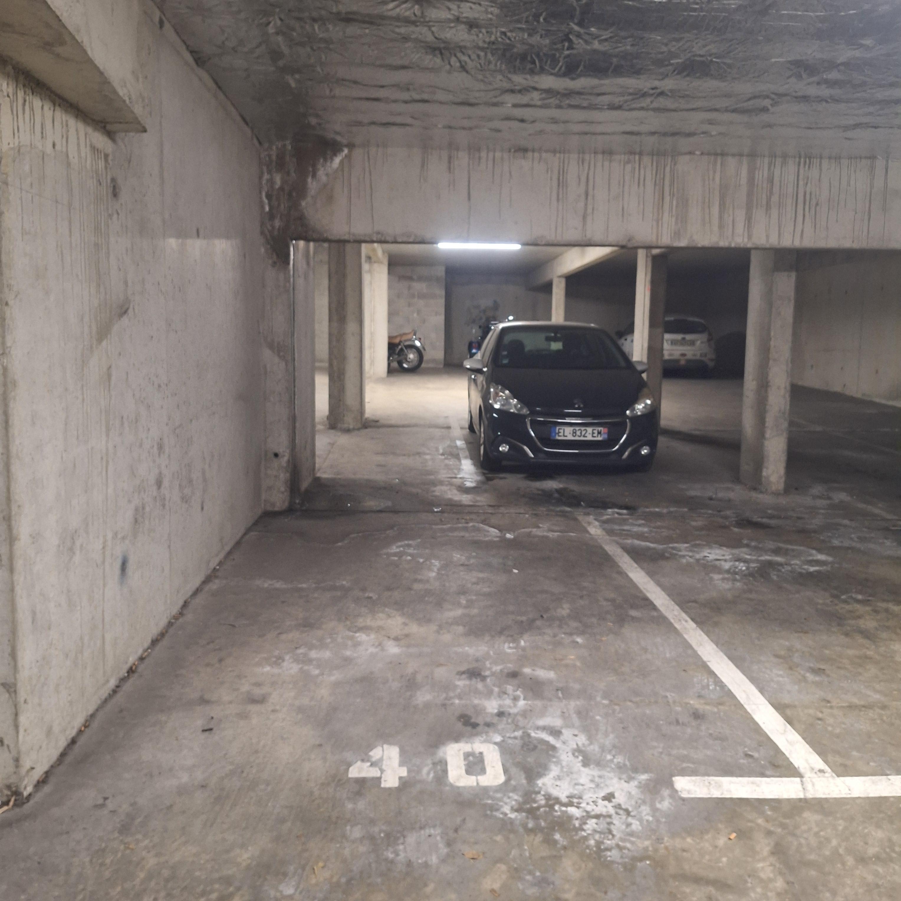 INTRA - Place de parking à louer à