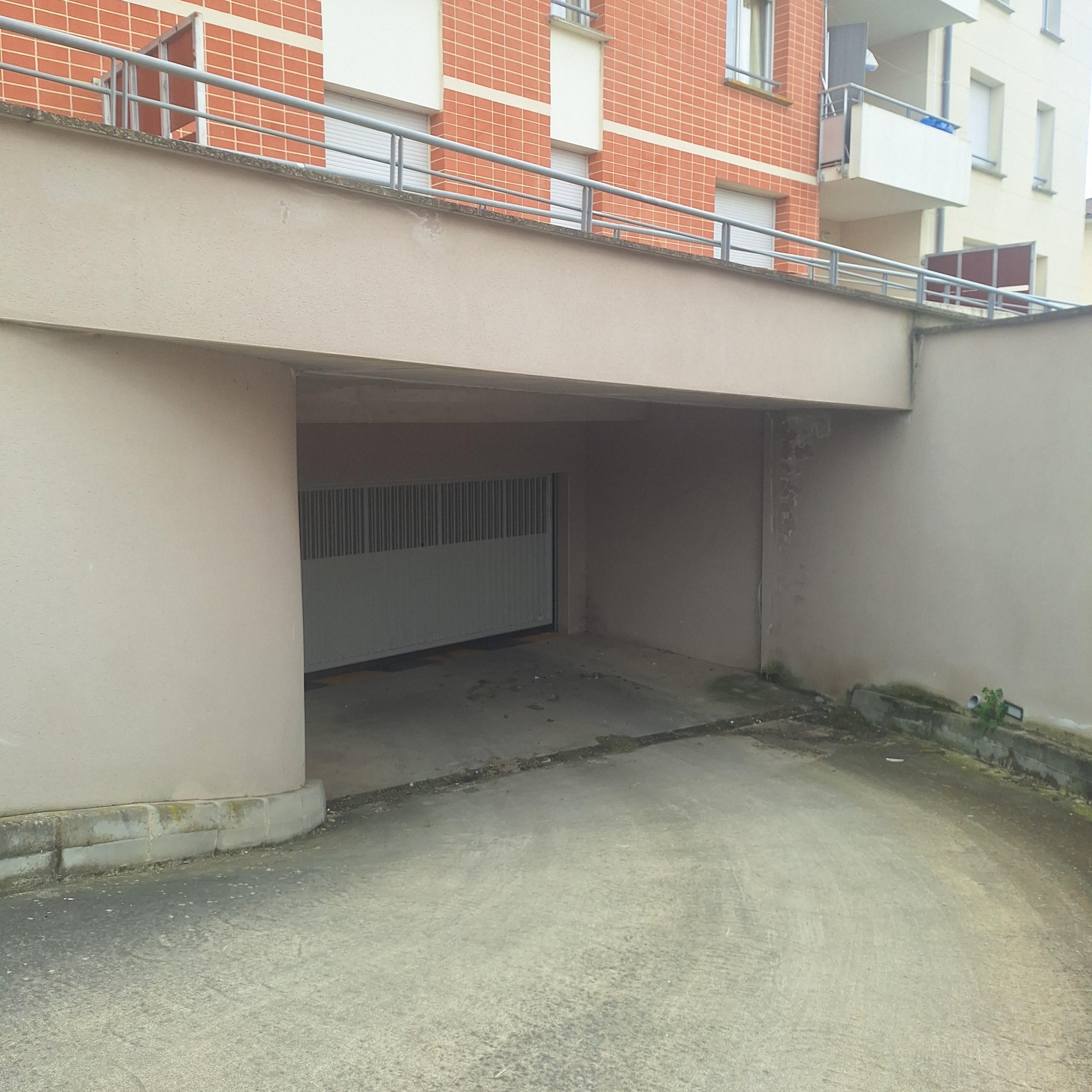 INTRA - Place de parking à louer à