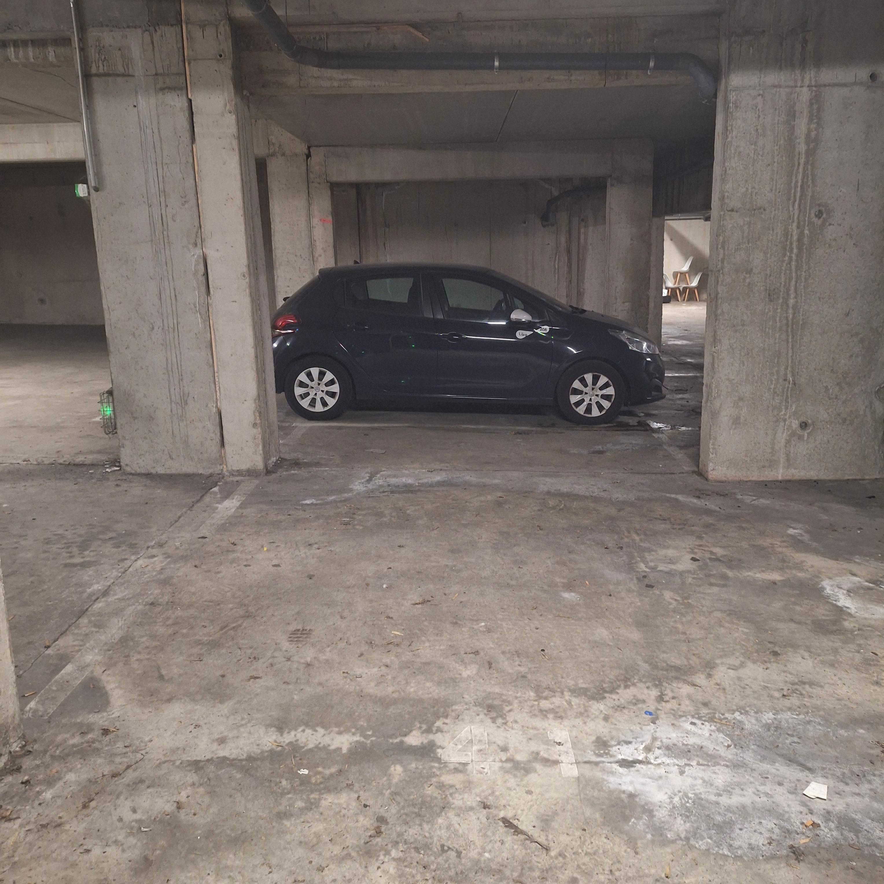 INTRA - Place de parking à louer à