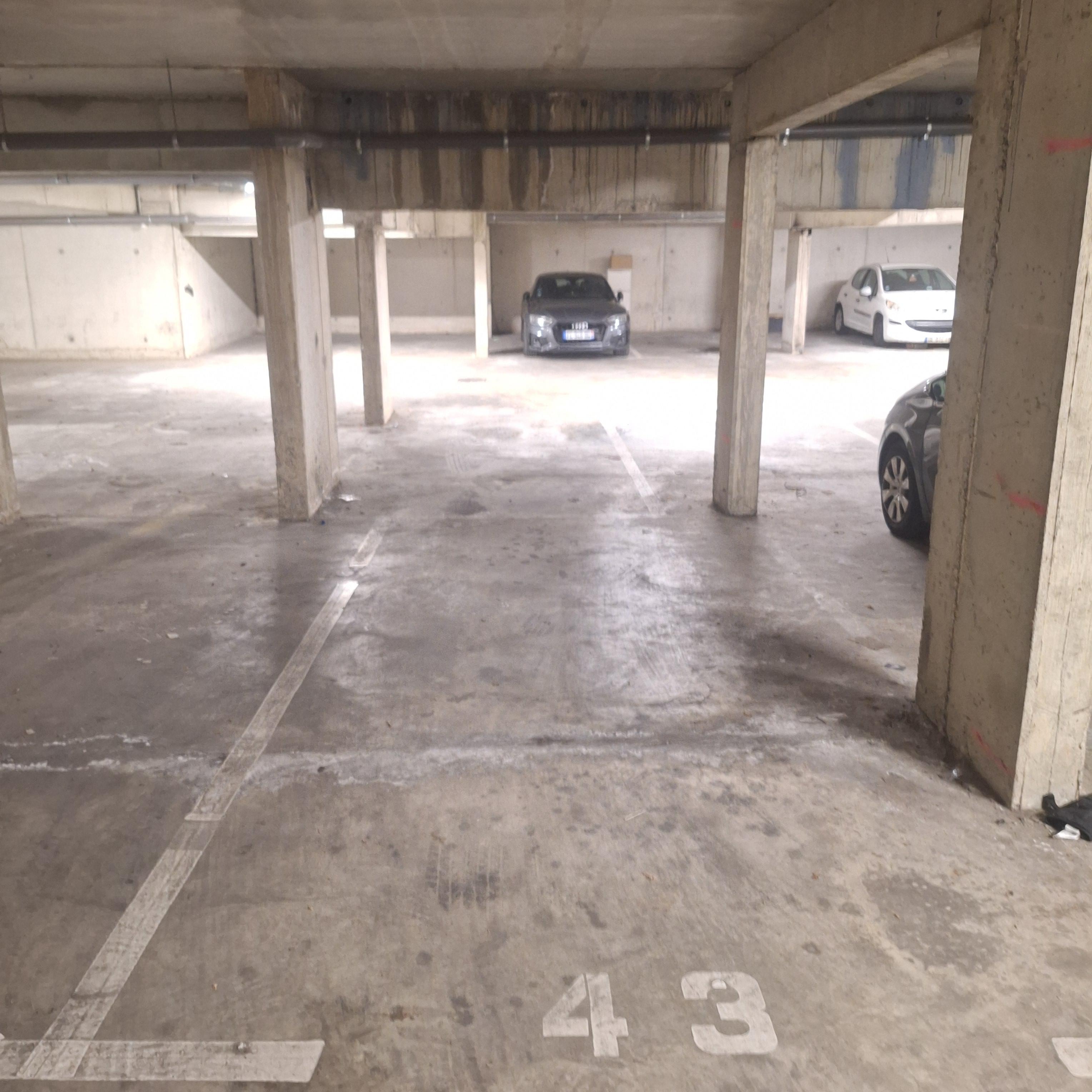 INTRA - Place de parking à louer à