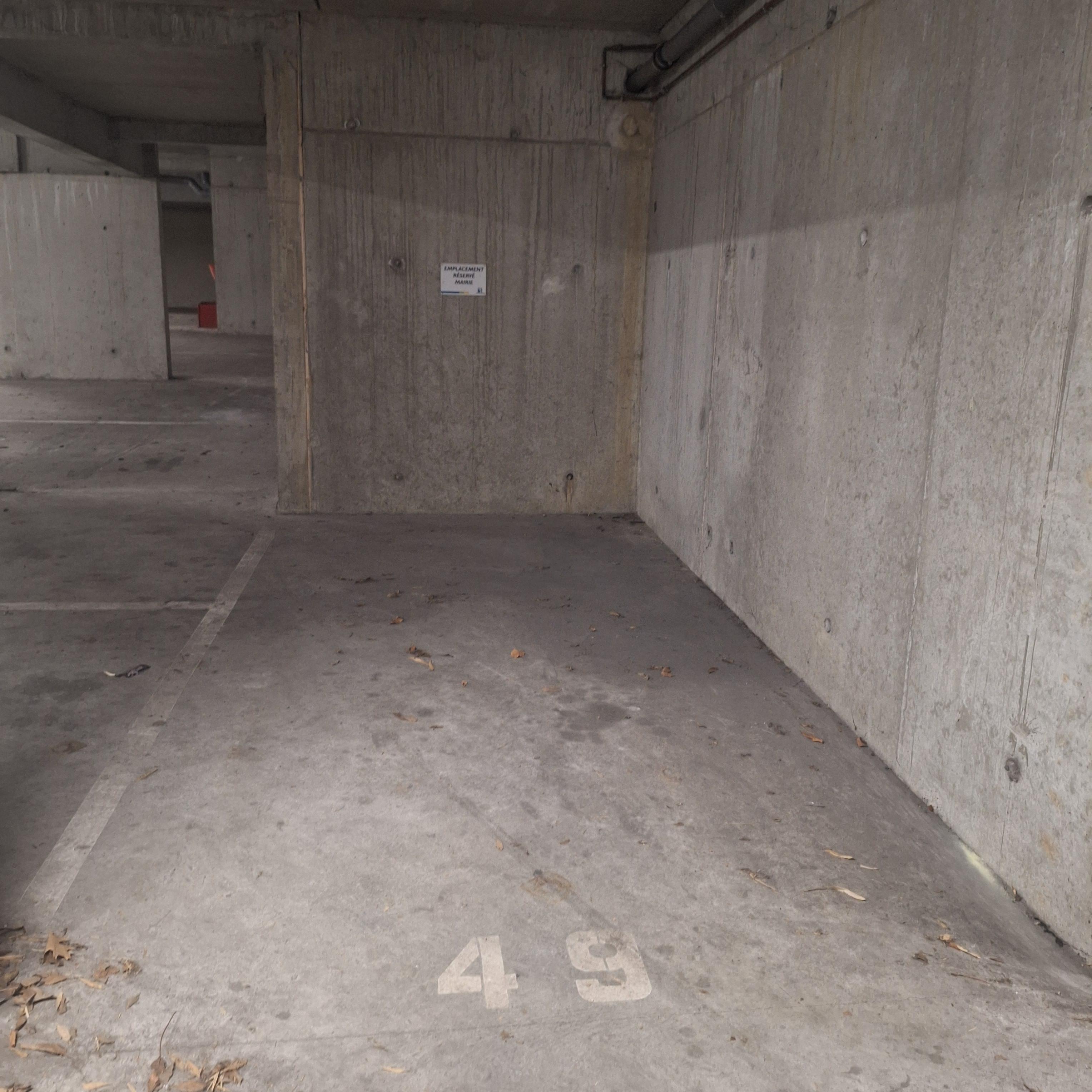 INTRA - Place de parking à louer à
