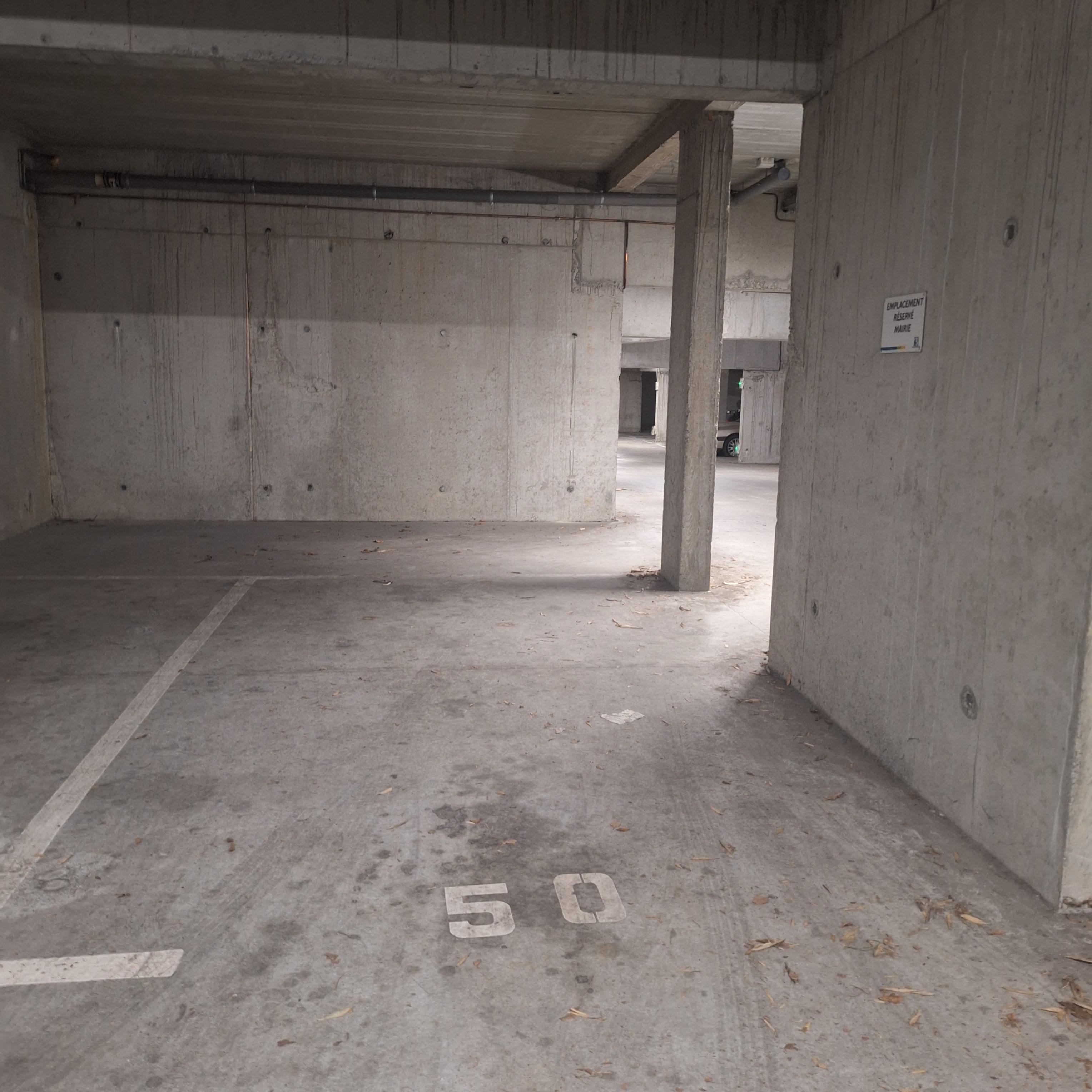INTRA - Place de parking à louer à