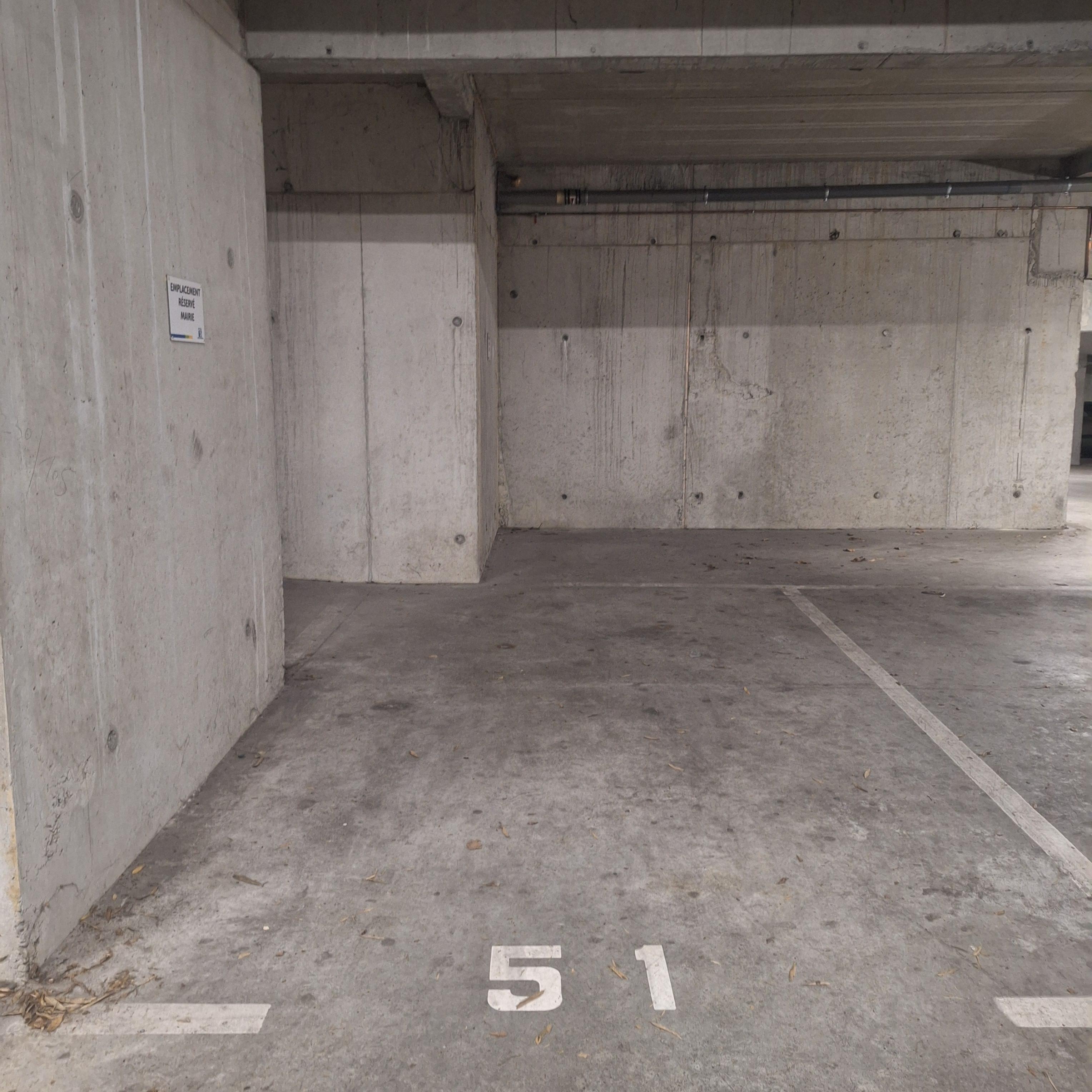 INTRA - Place de parking à louer à