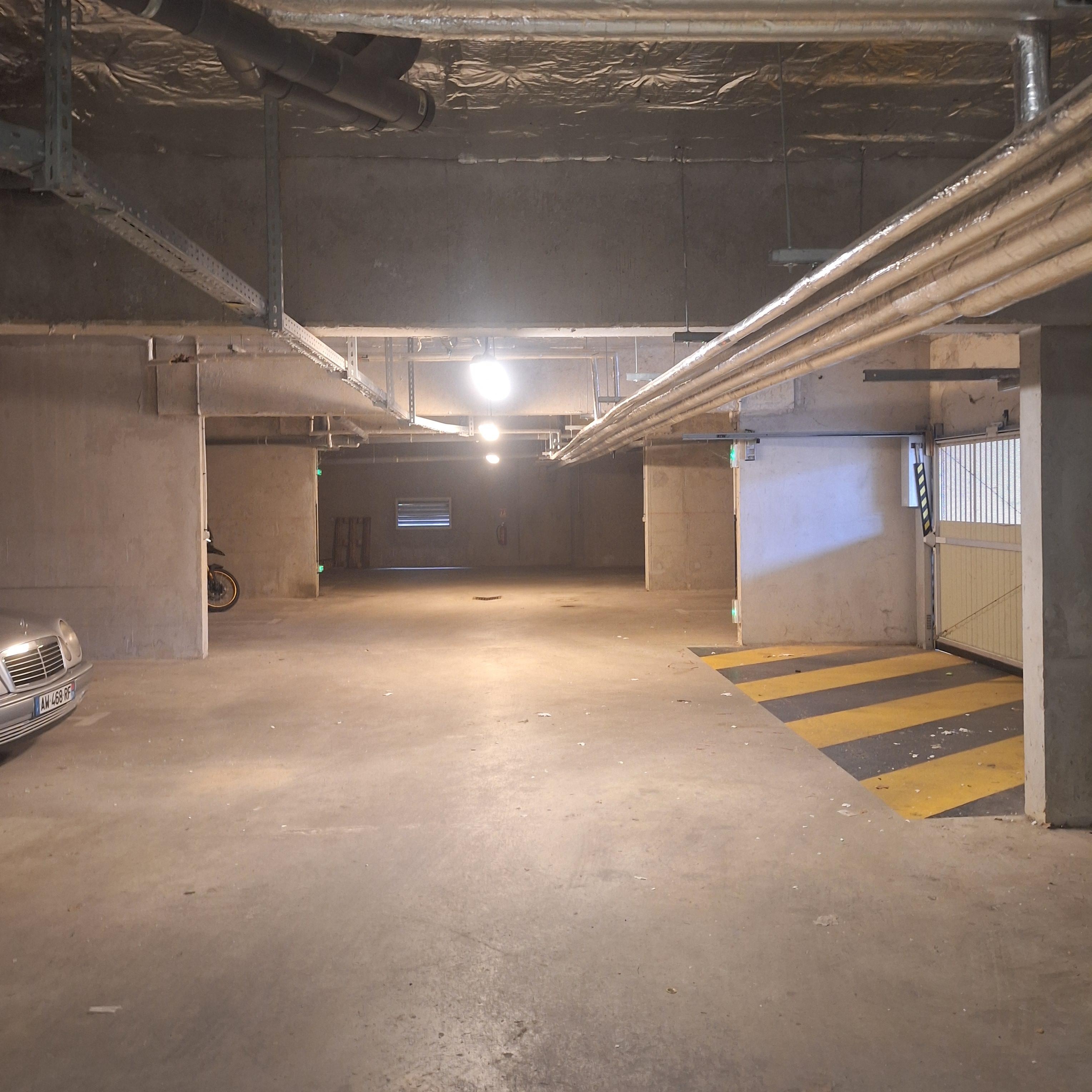 INTRA - Place de parking à louer à