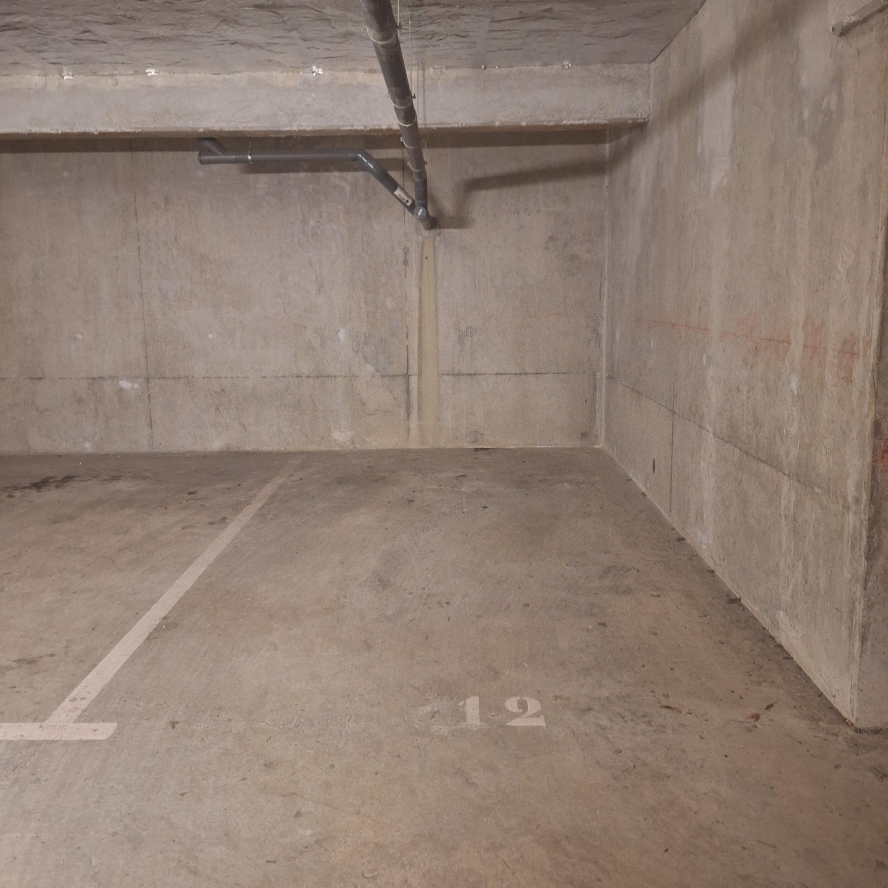 INTRA - Place de parking à louer à