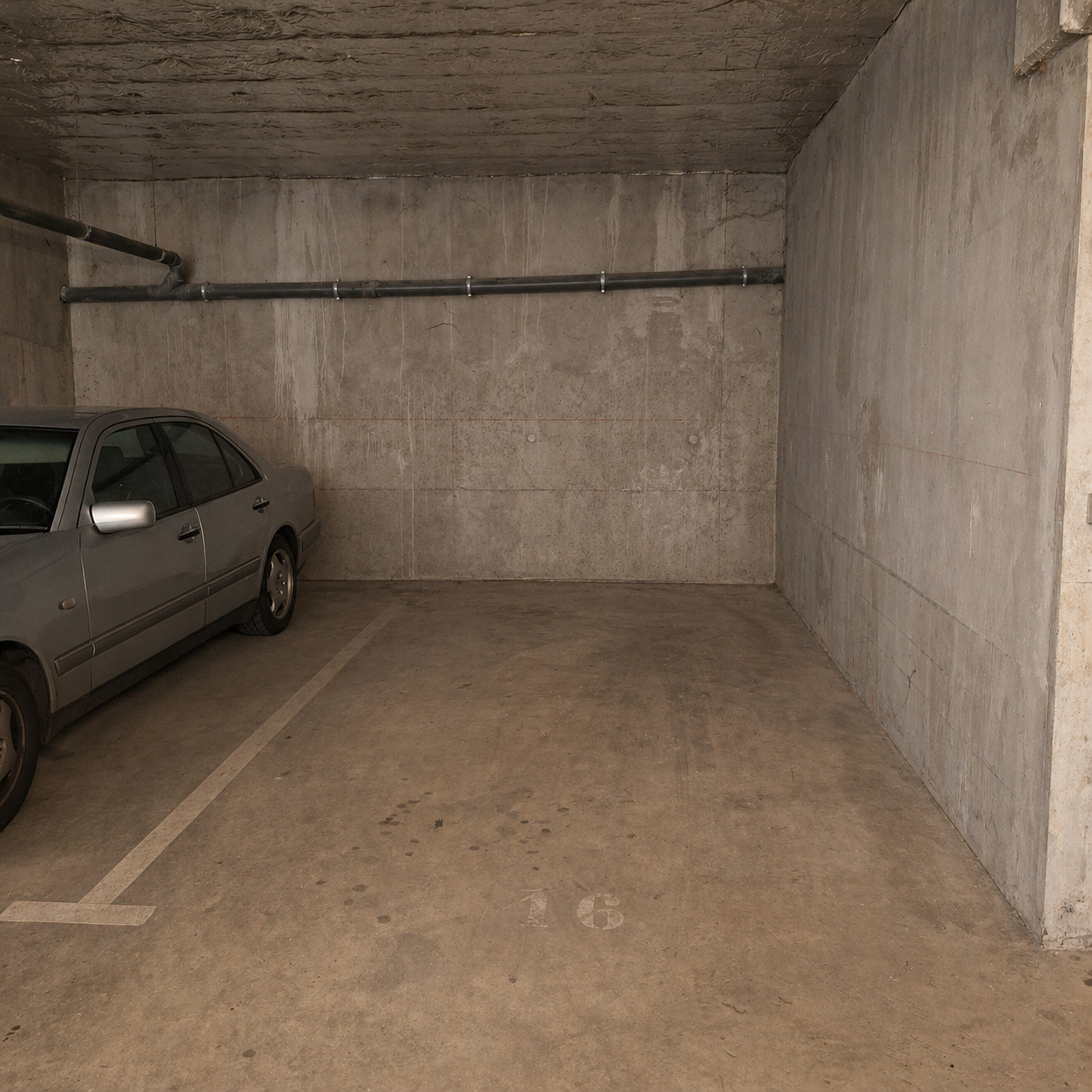 INTRA - Place de parking à louer à