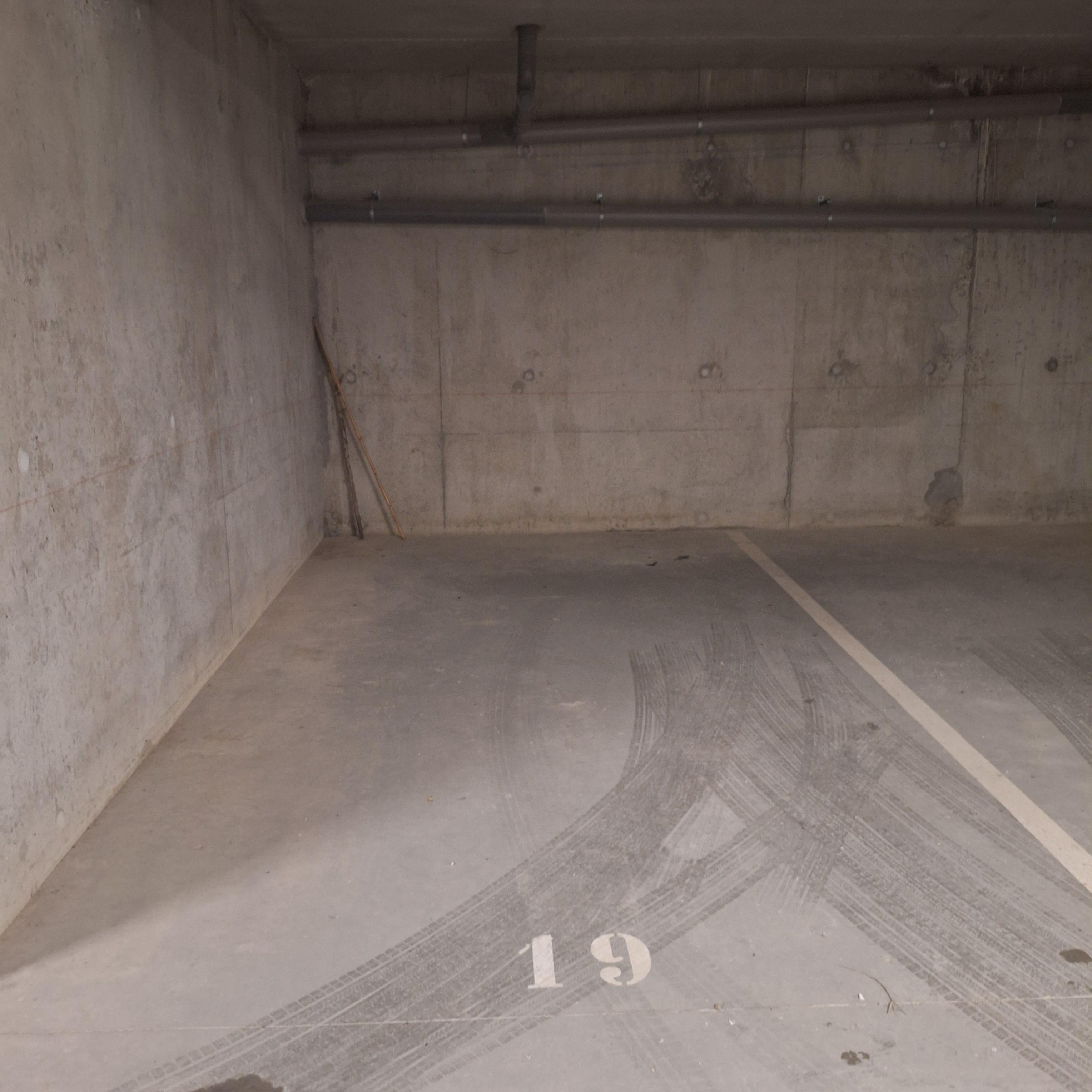 INTRA - Place de parking à louer à