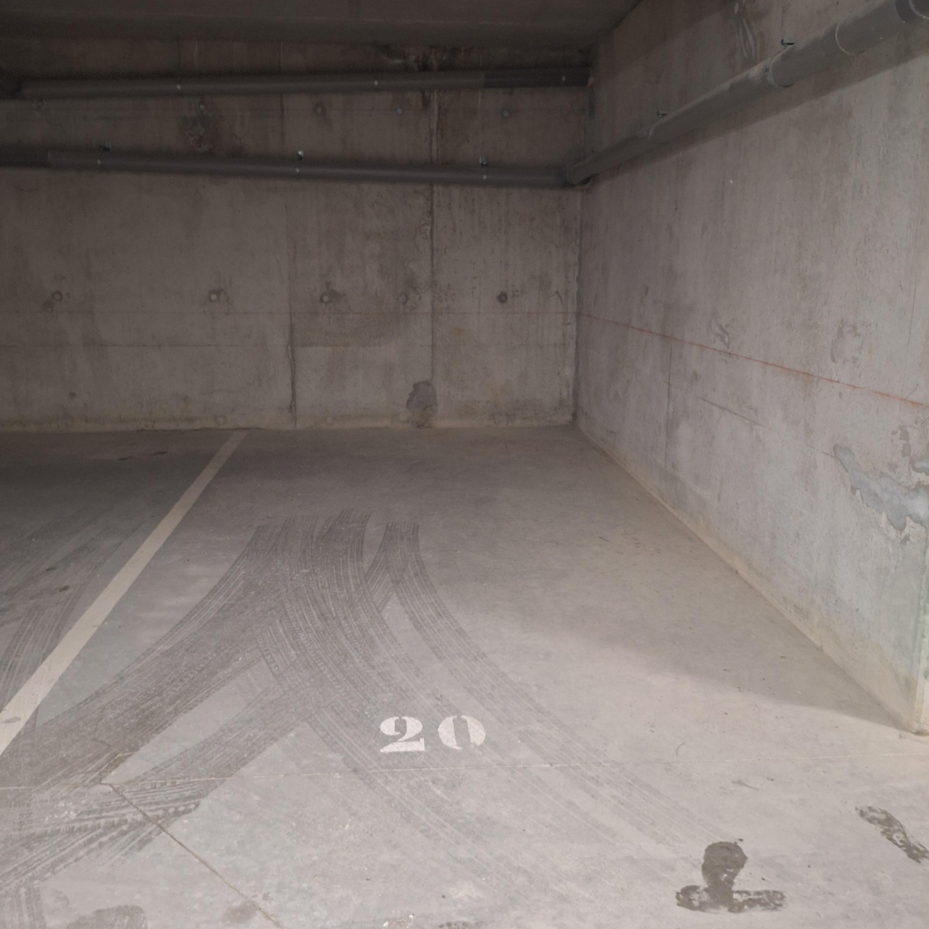 INTRA - Place de parking à louer à