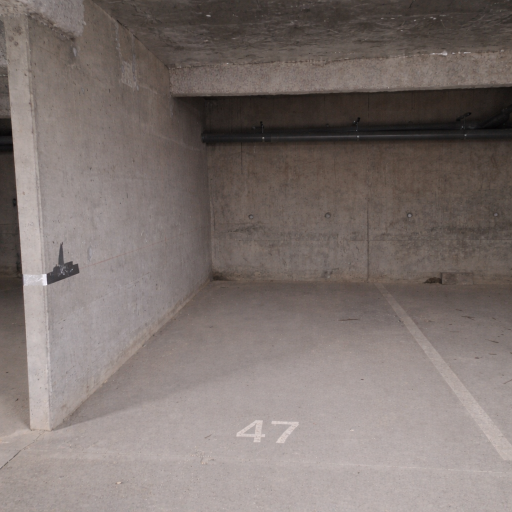 INTRA - Place de parking à louer à
