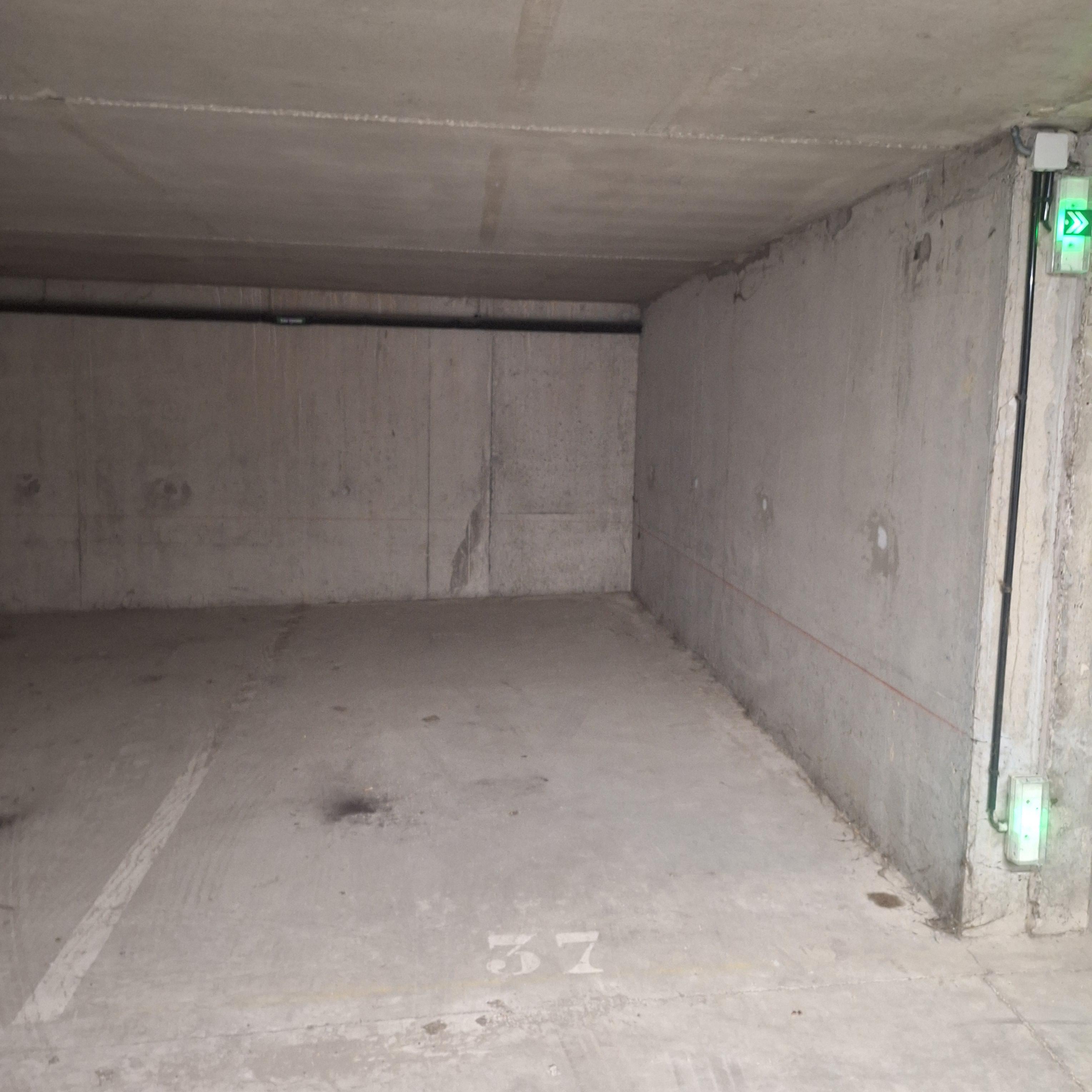 INTRA - Place de parking à louer à