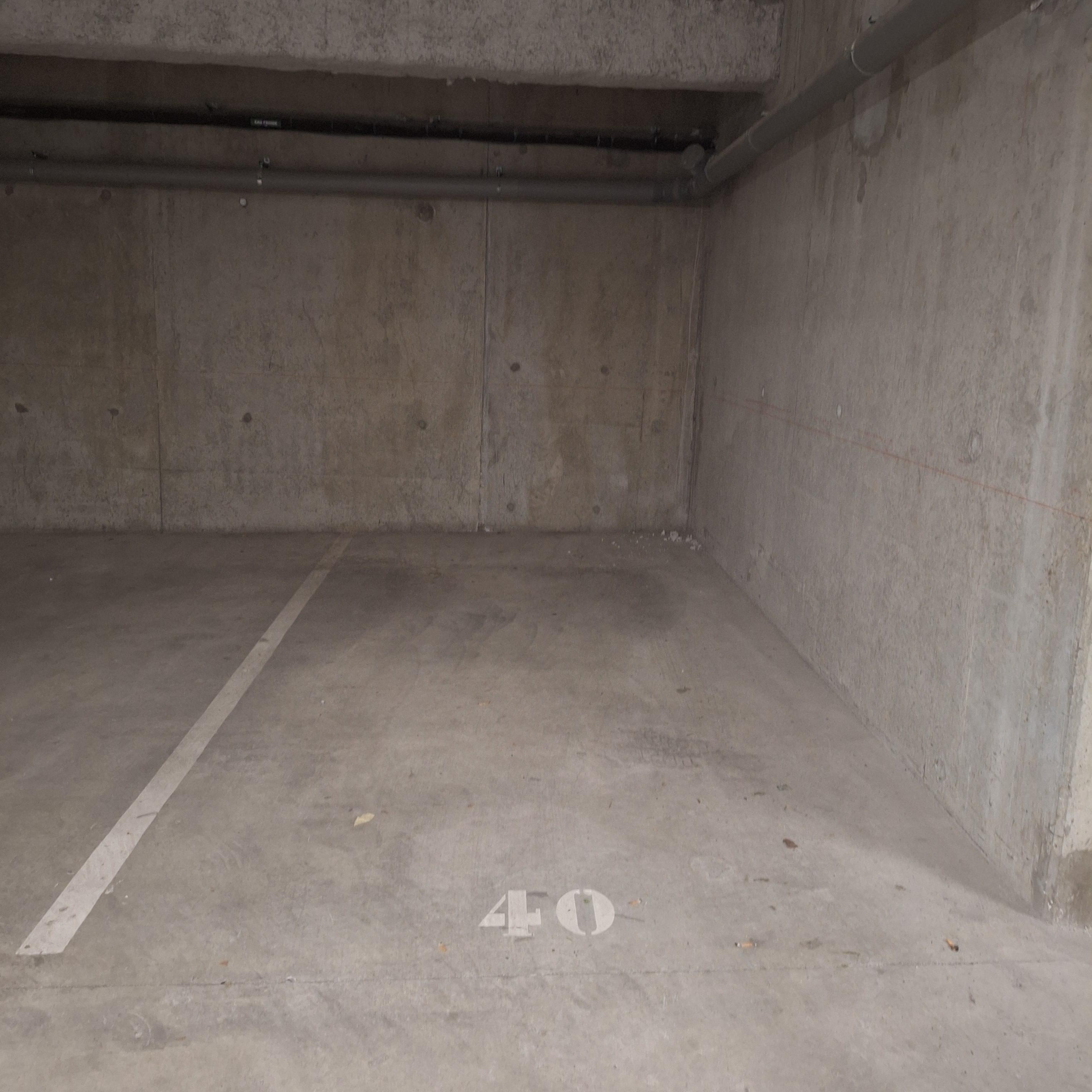 INTRA - Place de parking à louer à