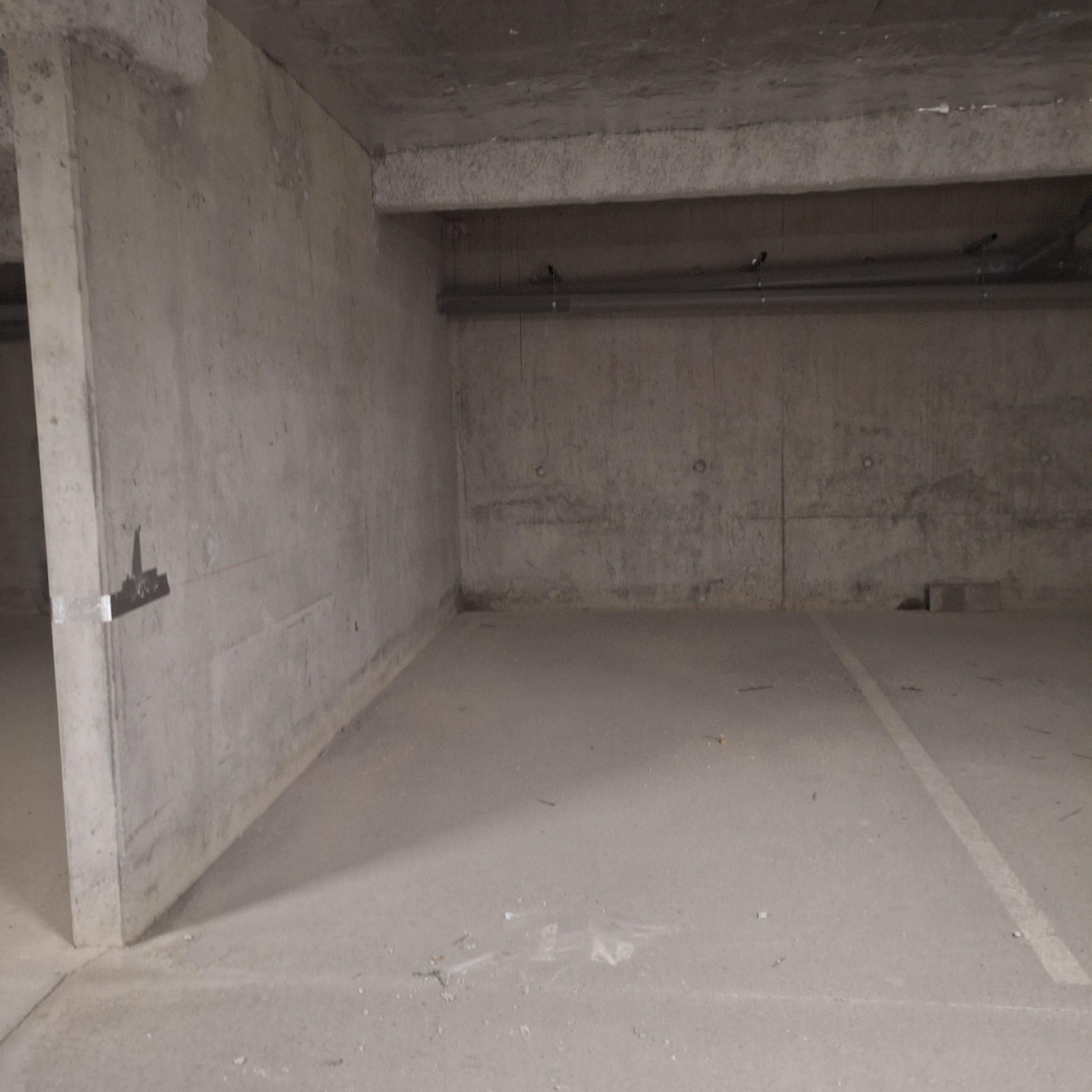 INTRA - Place de parking à louer à