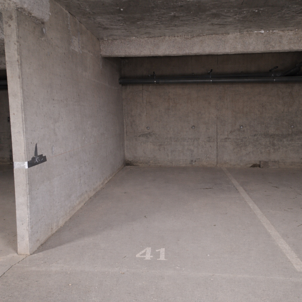 INTRA - Place de parking à louer à