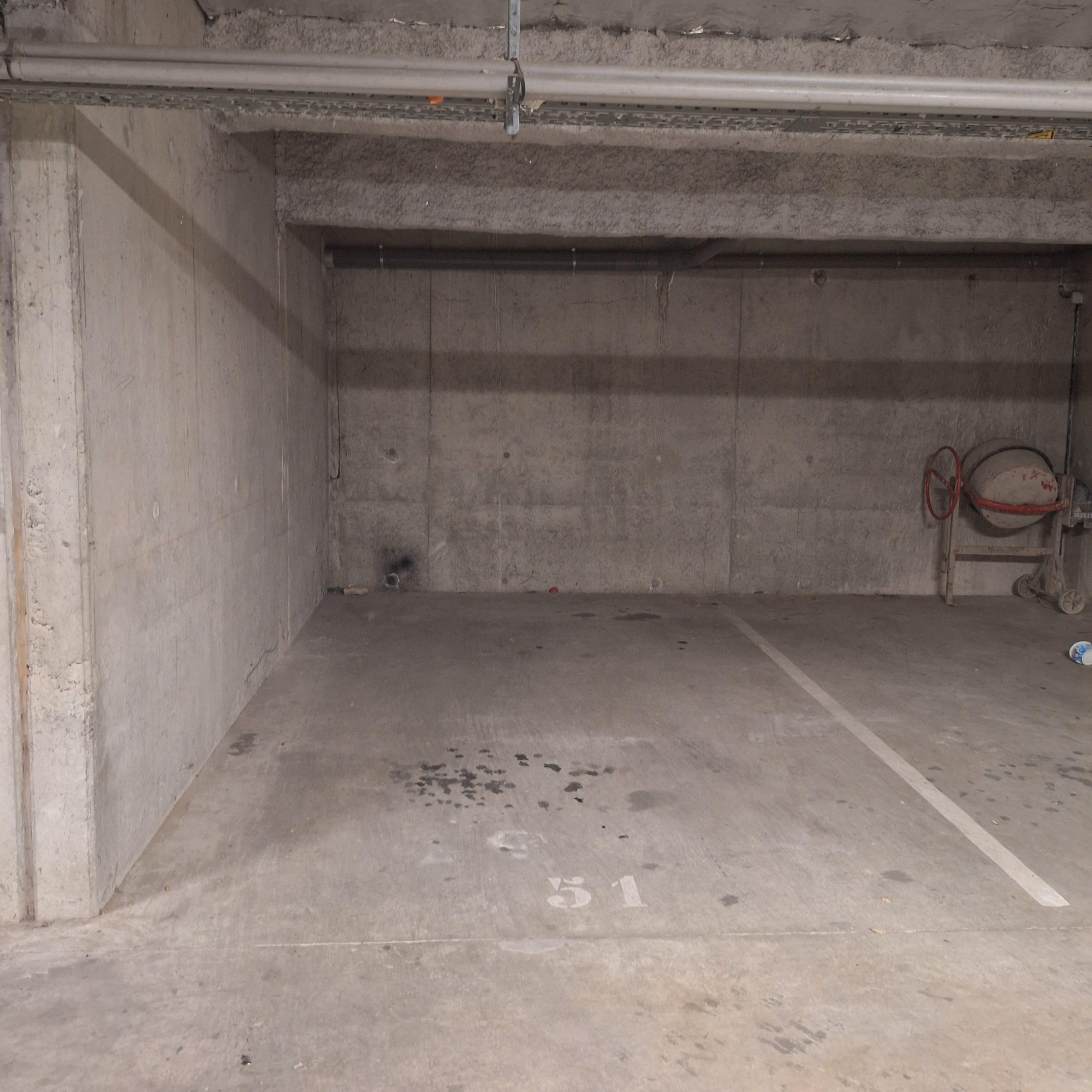 INTRA - Place de parking à louer à