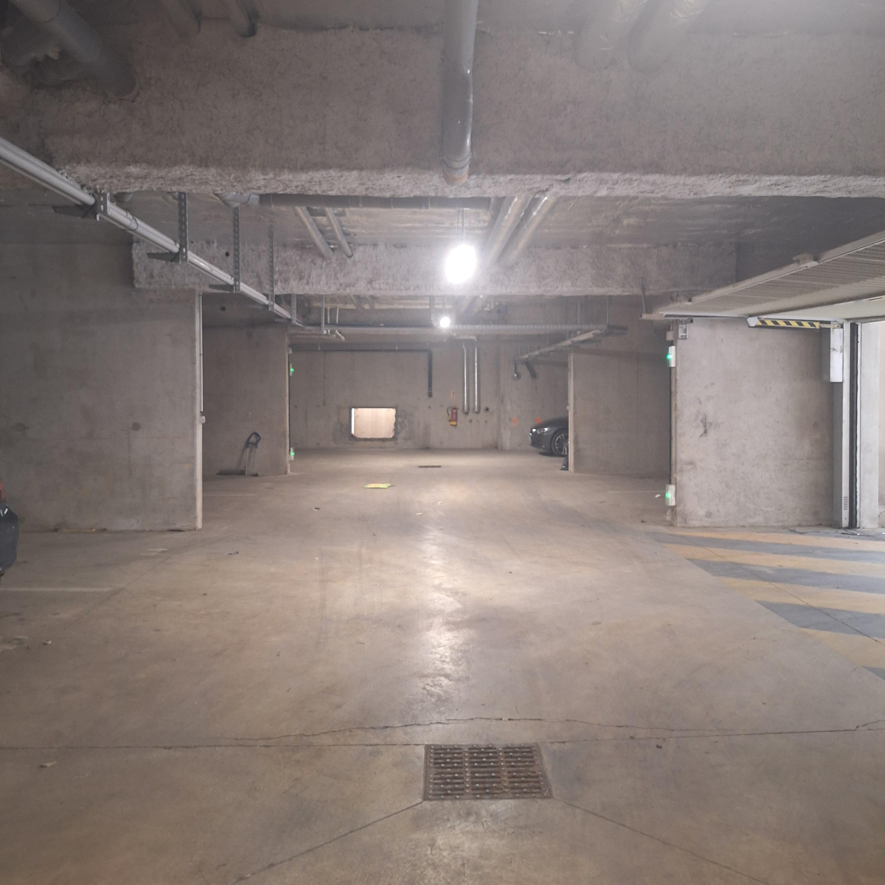 INTRA - Place de parking à louer à